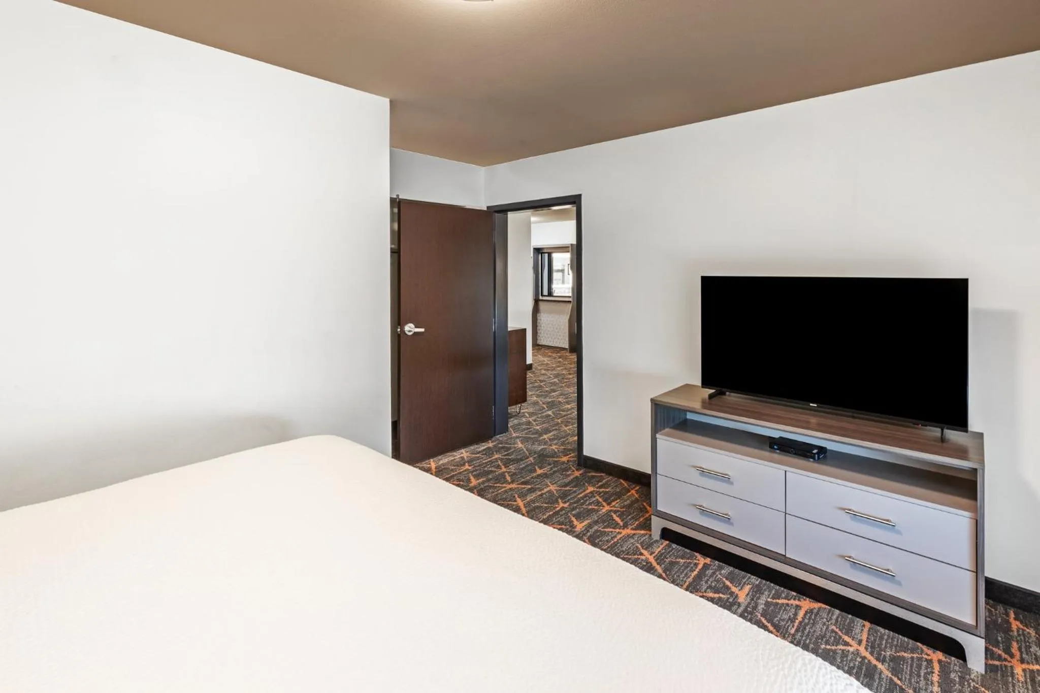 Photo of the whole room, Bed in Holiday Inn Hotel & Suites Tulsa South by IHG