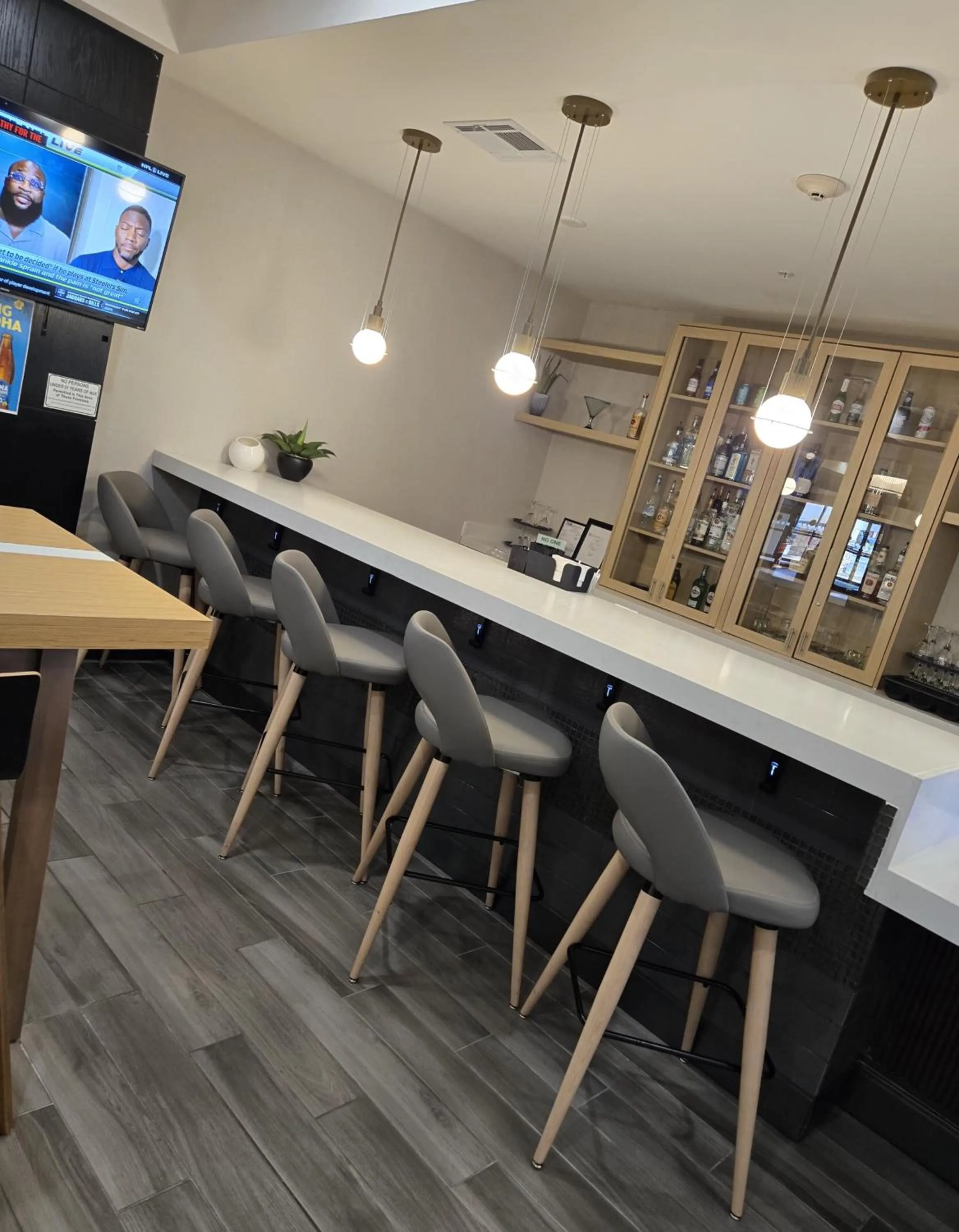 Lounge or bar in Holiday Inn Hotel & Suites Tulsa South by IHG