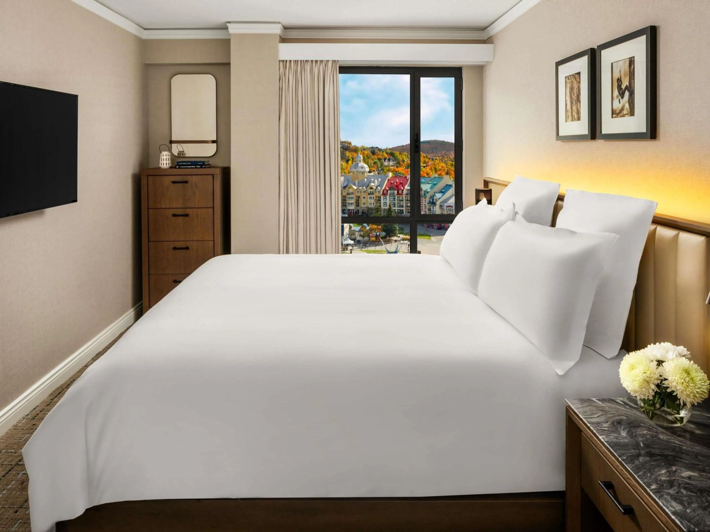 Bedroom, Bed in Fairmont Tremblant