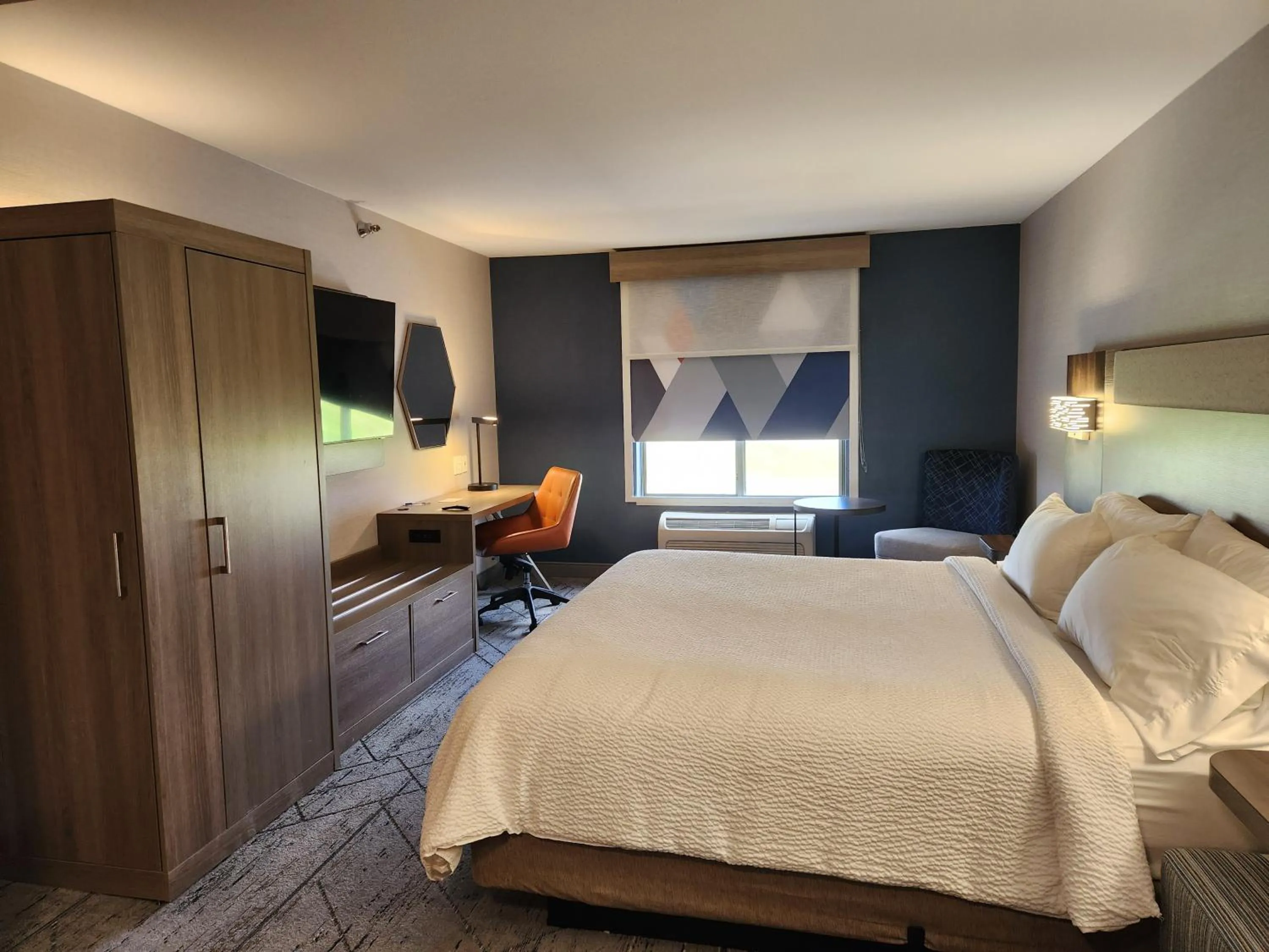 Bed in Holiday Inn Express Hotel & Suites Crawfordsville by IHG