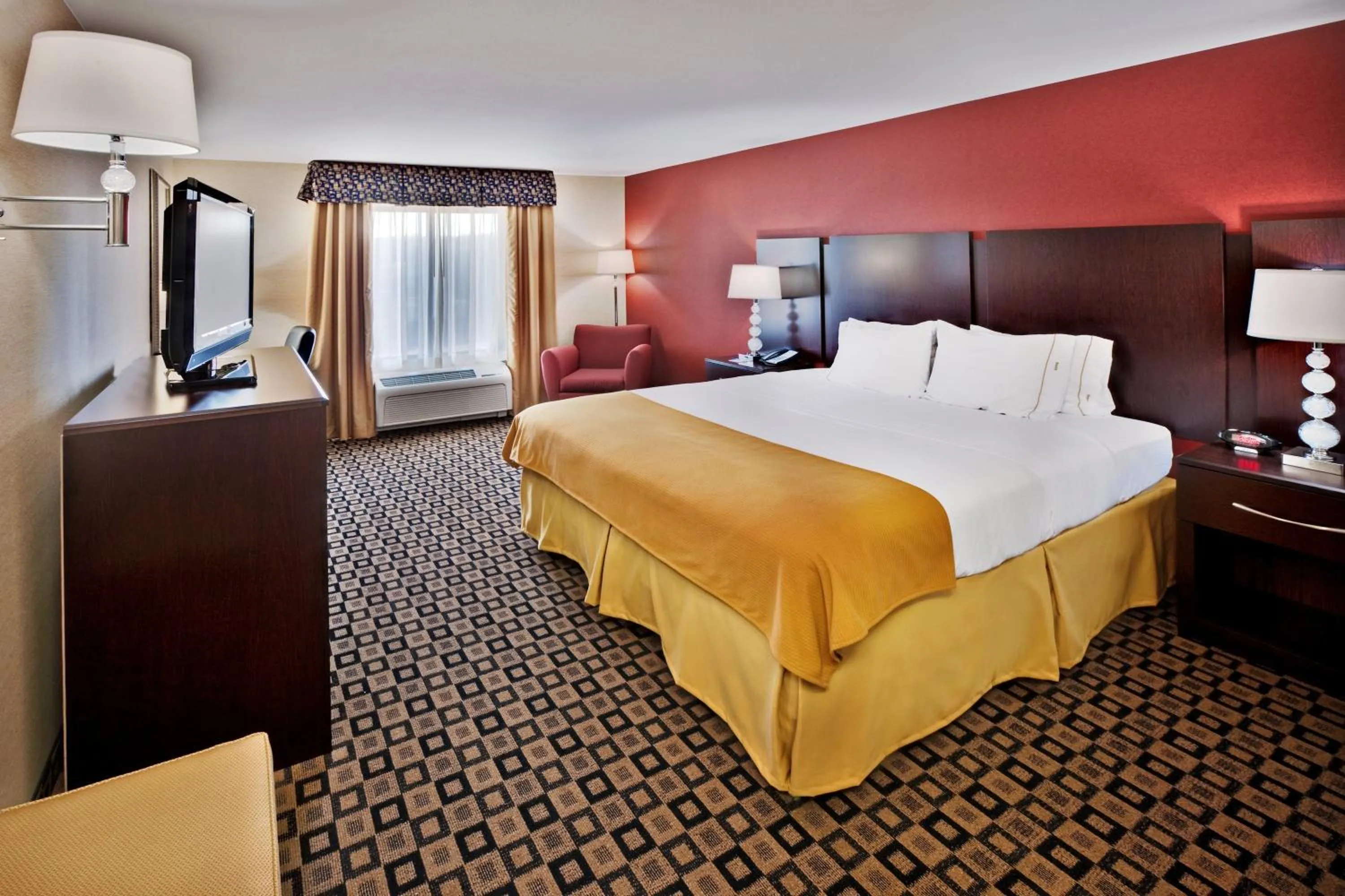 Photo of the whole room, Bed in Holiday Inn Express Hotel & Suites Crawfordsville by IHG