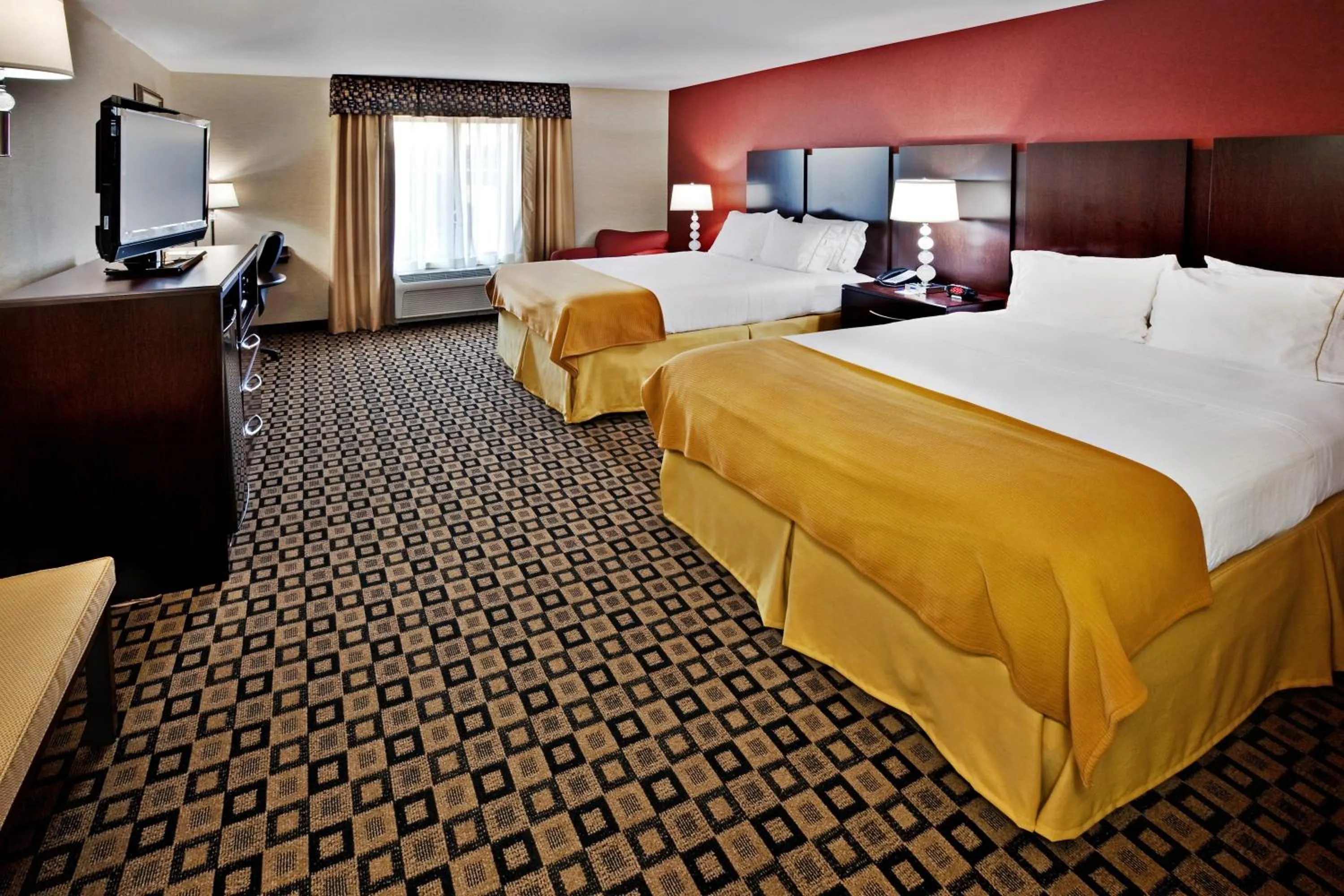Photo of the whole room, Bed in Holiday Inn Express Hotel & Suites Crawfordsville by IHG