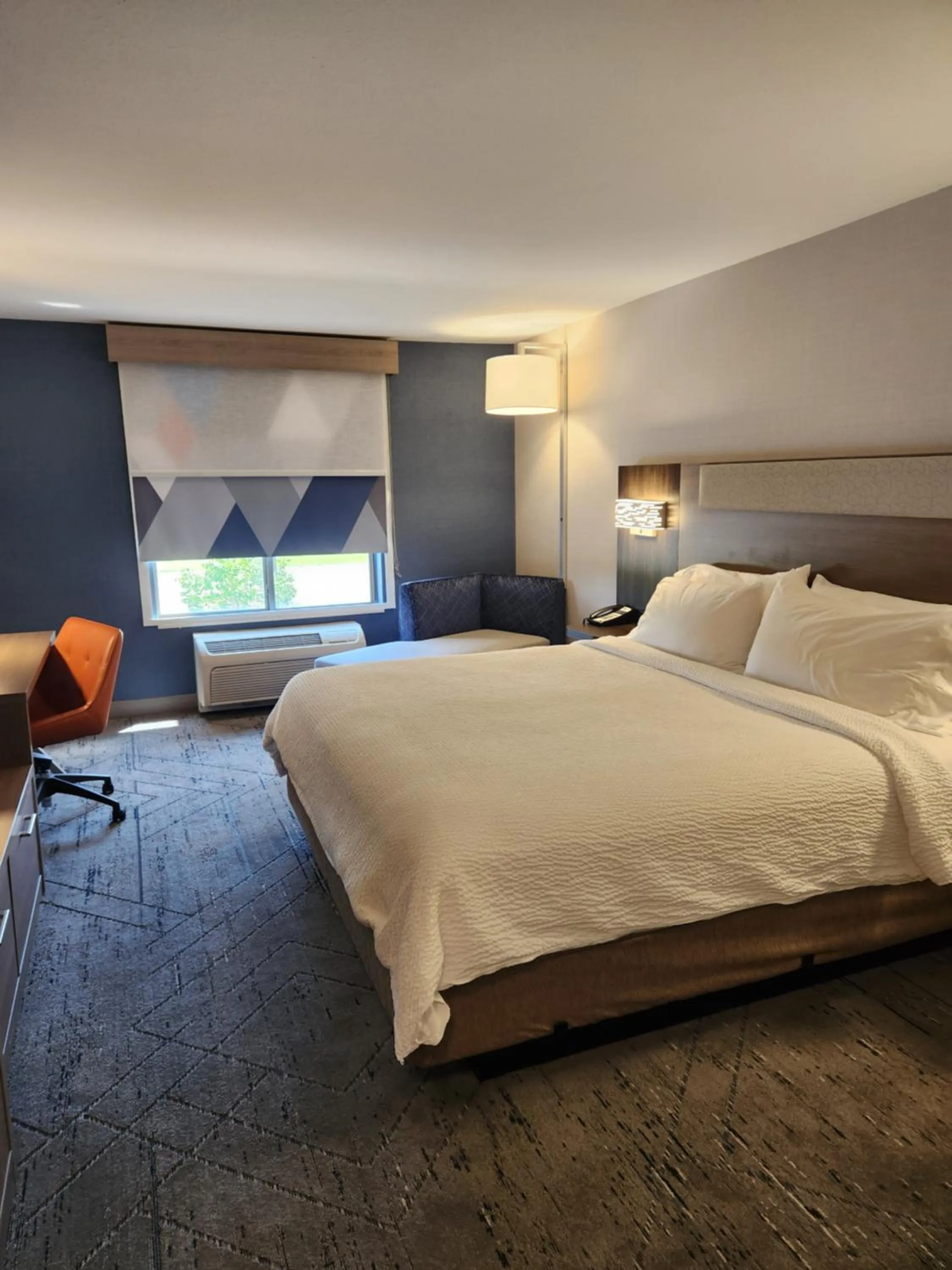 Bed in Holiday Inn Express Hotel & Suites Crawfordsville by IHG