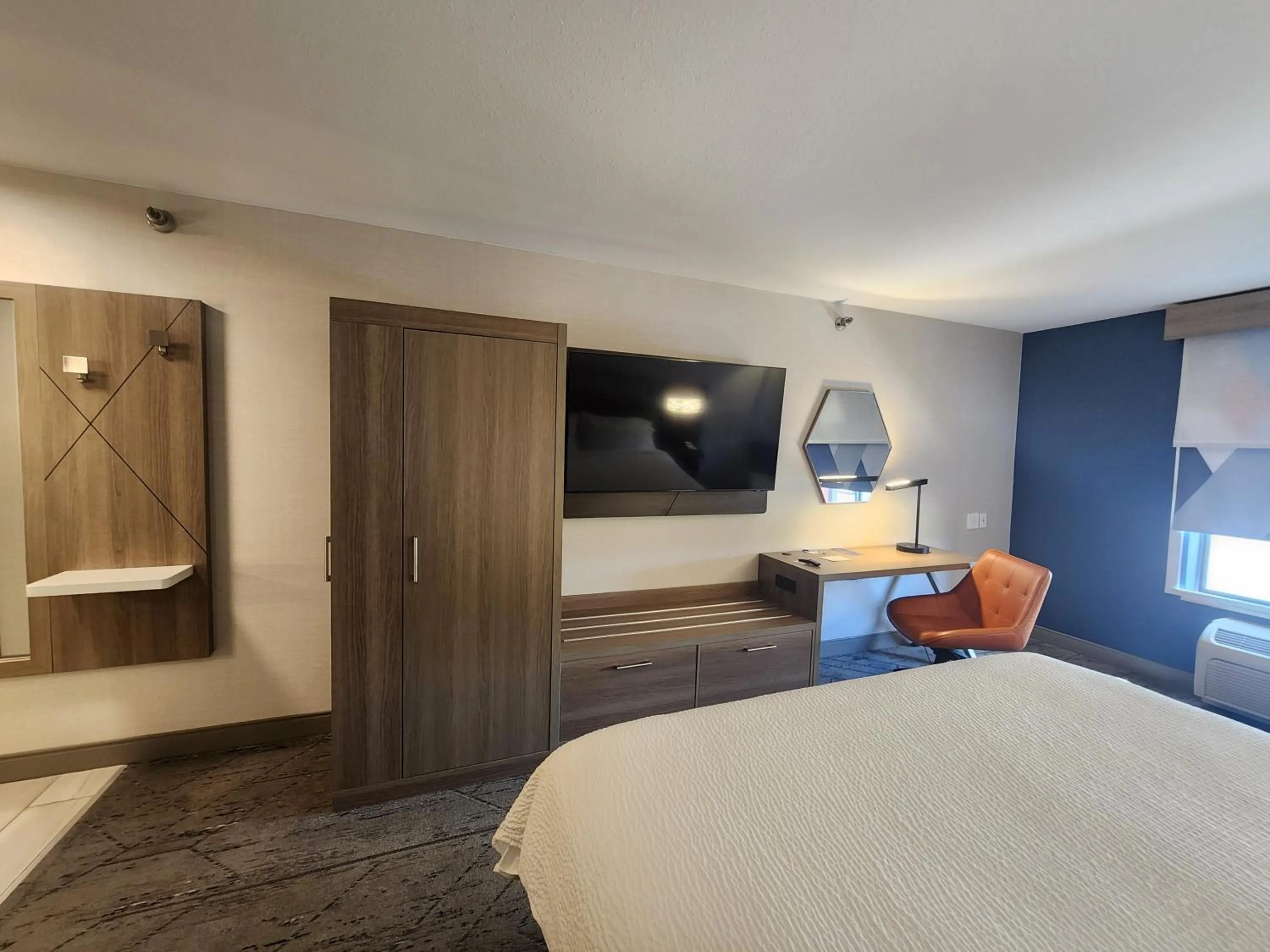 Photo of the whole room, Bed in Holiday Inn Express Hotel & Suites Crawfordsville by IHG