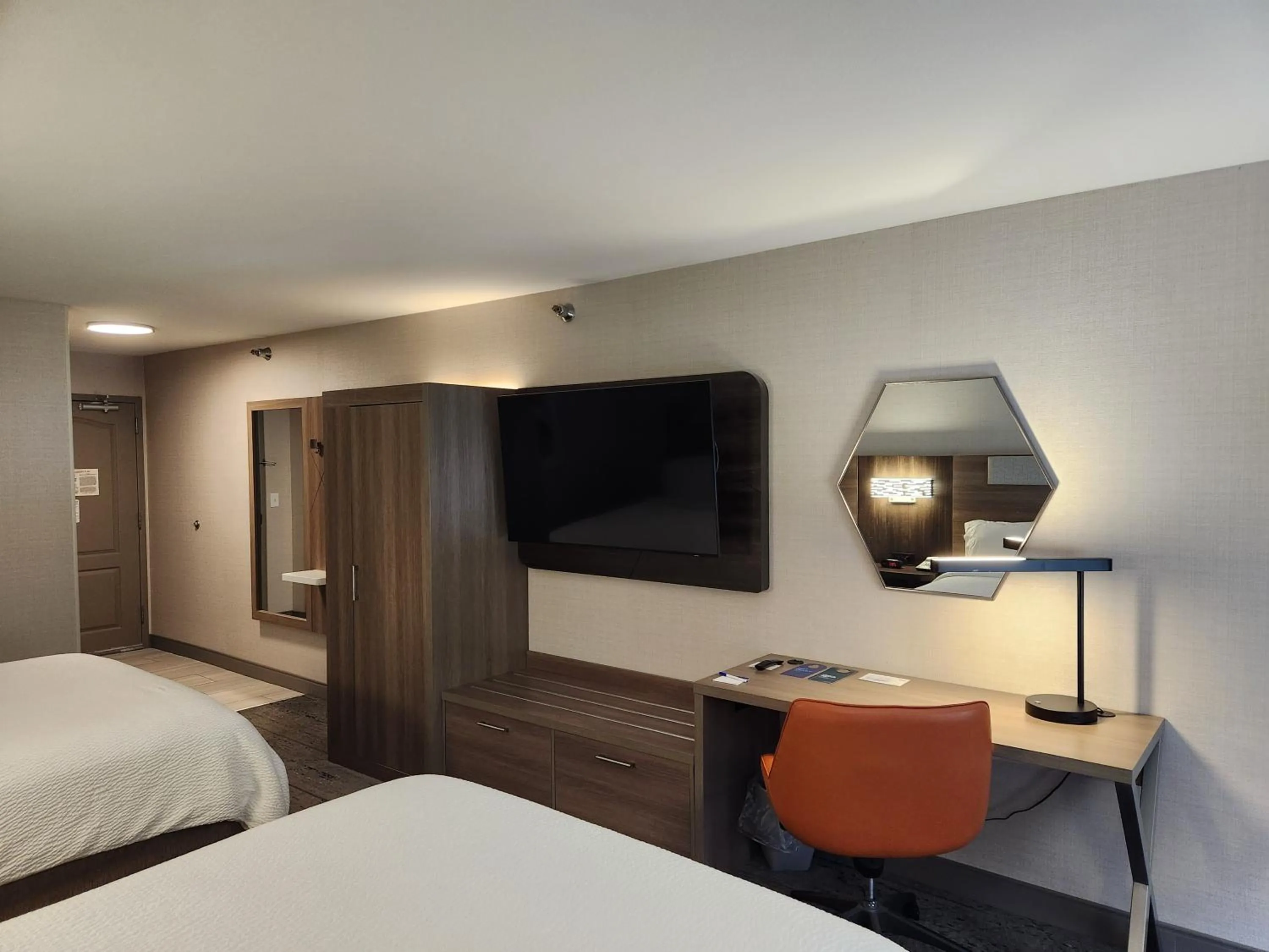 Bed in Holiday Inn Express Hotel & Suites Crawfordsville by IHG