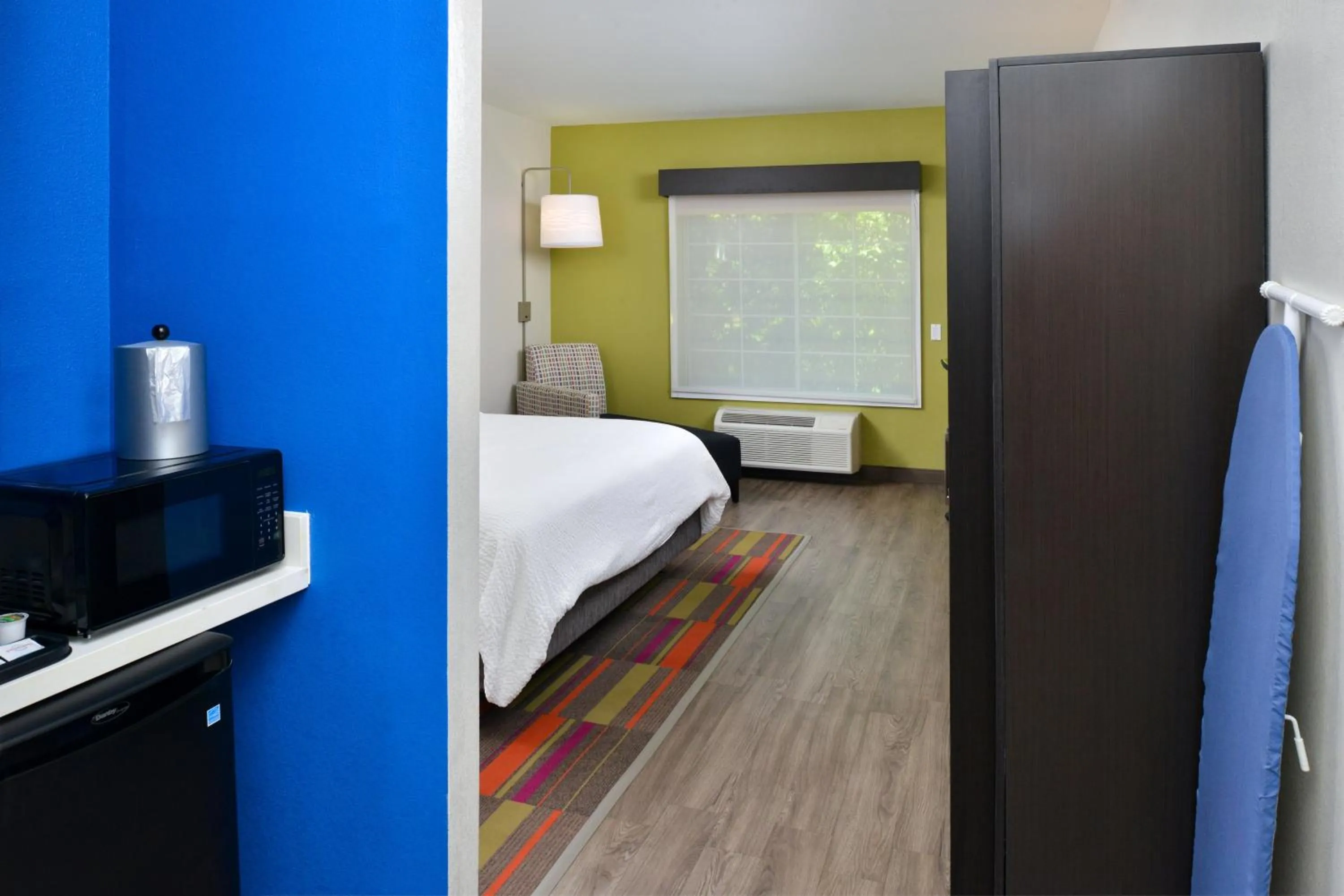 Photo of the whole room, Bed in Holiday Inn Express Hotel & Suites Carthage by IHG