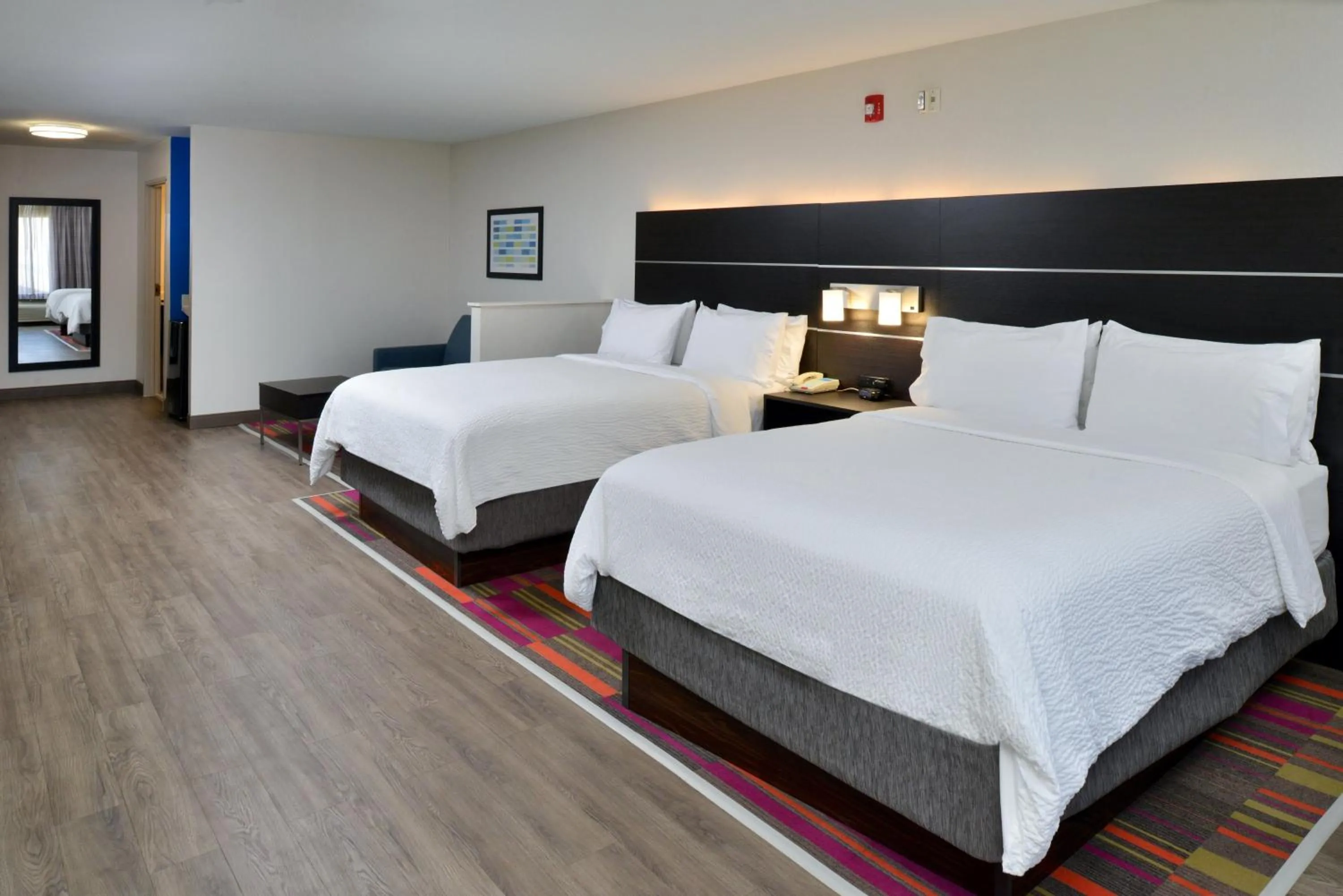 Photo of the whole room, Bed in Holiday Inn Express Hotel & Suites Carthage by IHG
