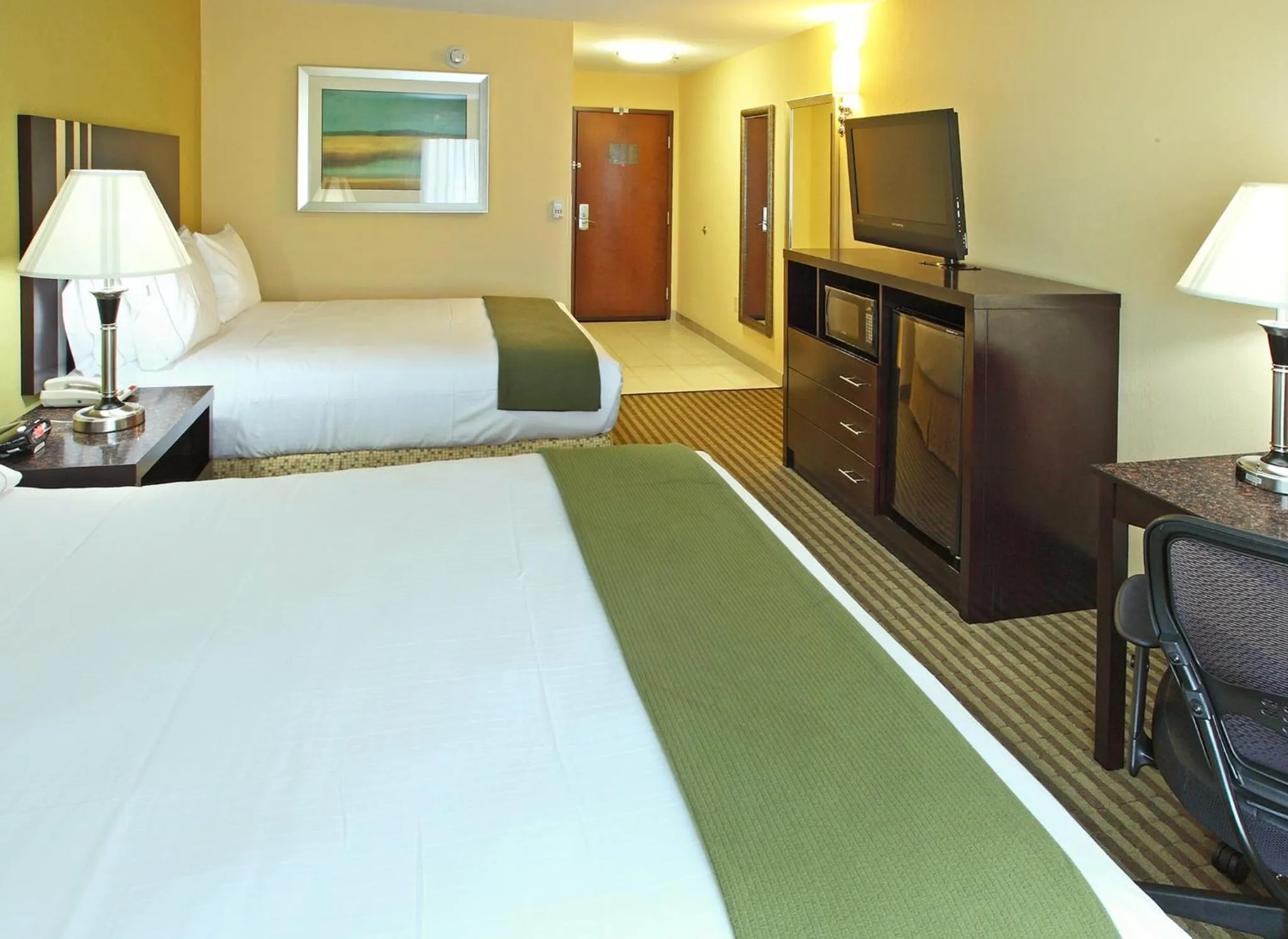 Photo of the whole room, Bed in Holiday Inn Express Hotel & Suites Carthage by IHG