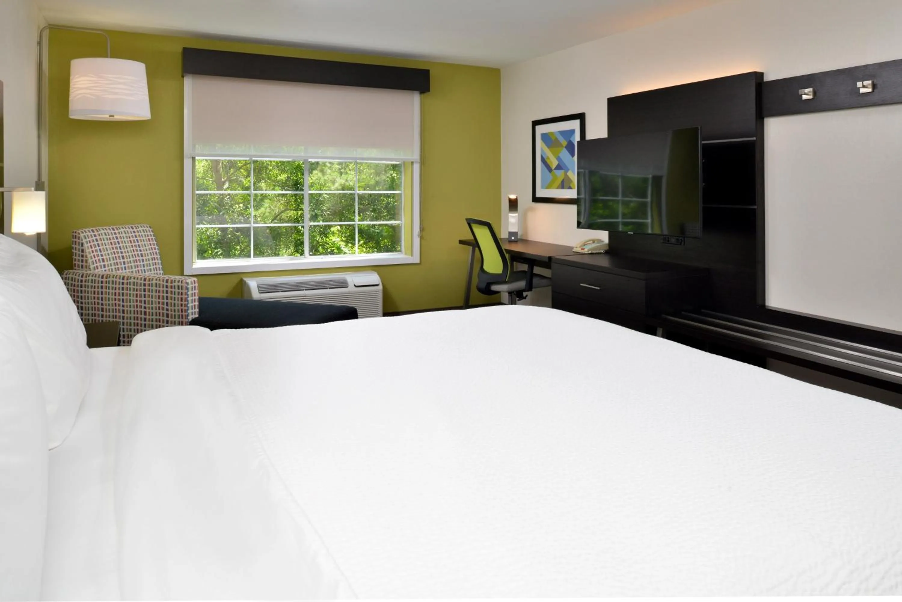 Photo of the whole room, Bed in Holiday Inn Express Hotel & Suites Carthage by IHG