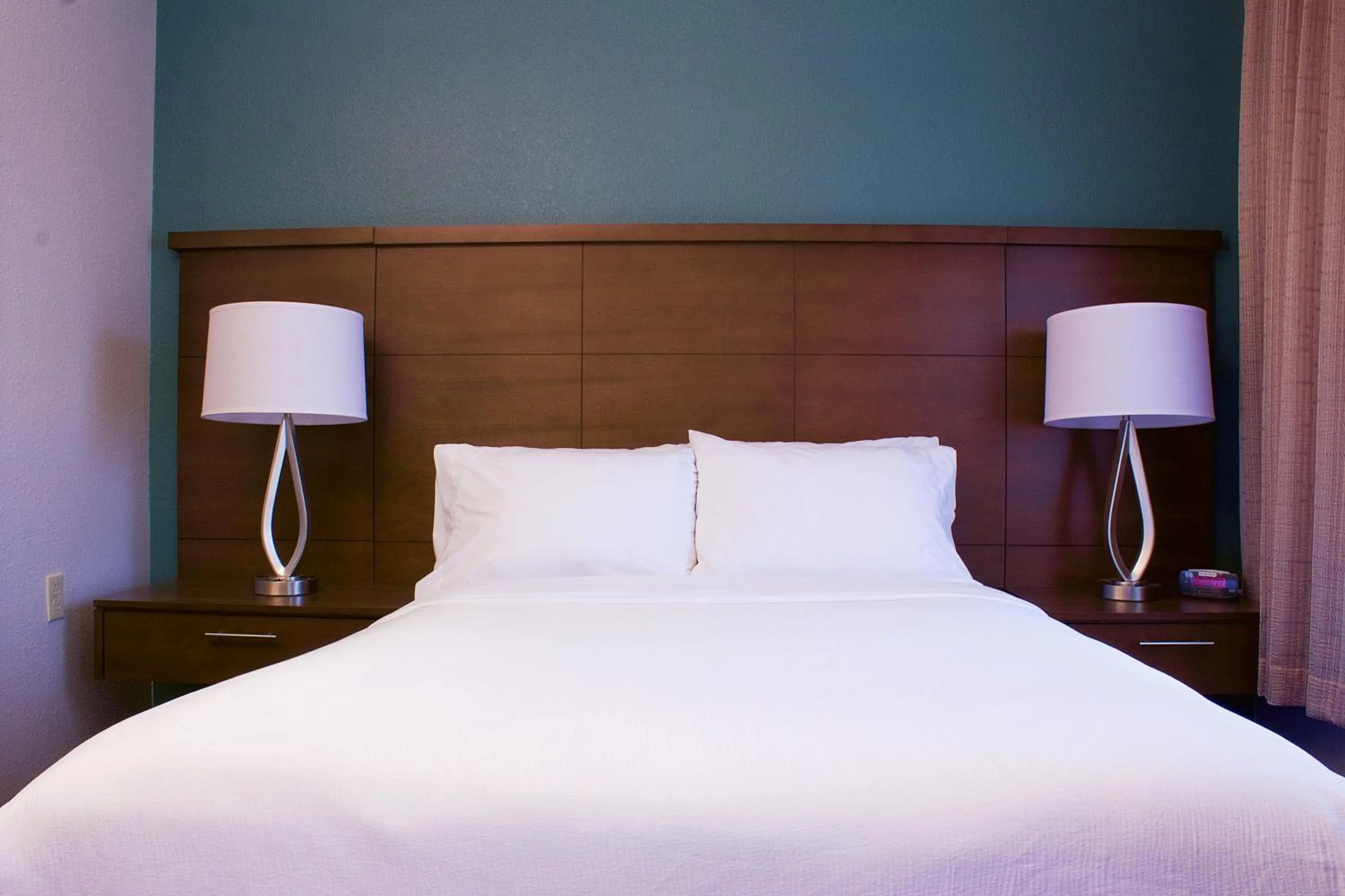 Bed in Staybridge Suites Chattanooga-Hamilton Place by IHG