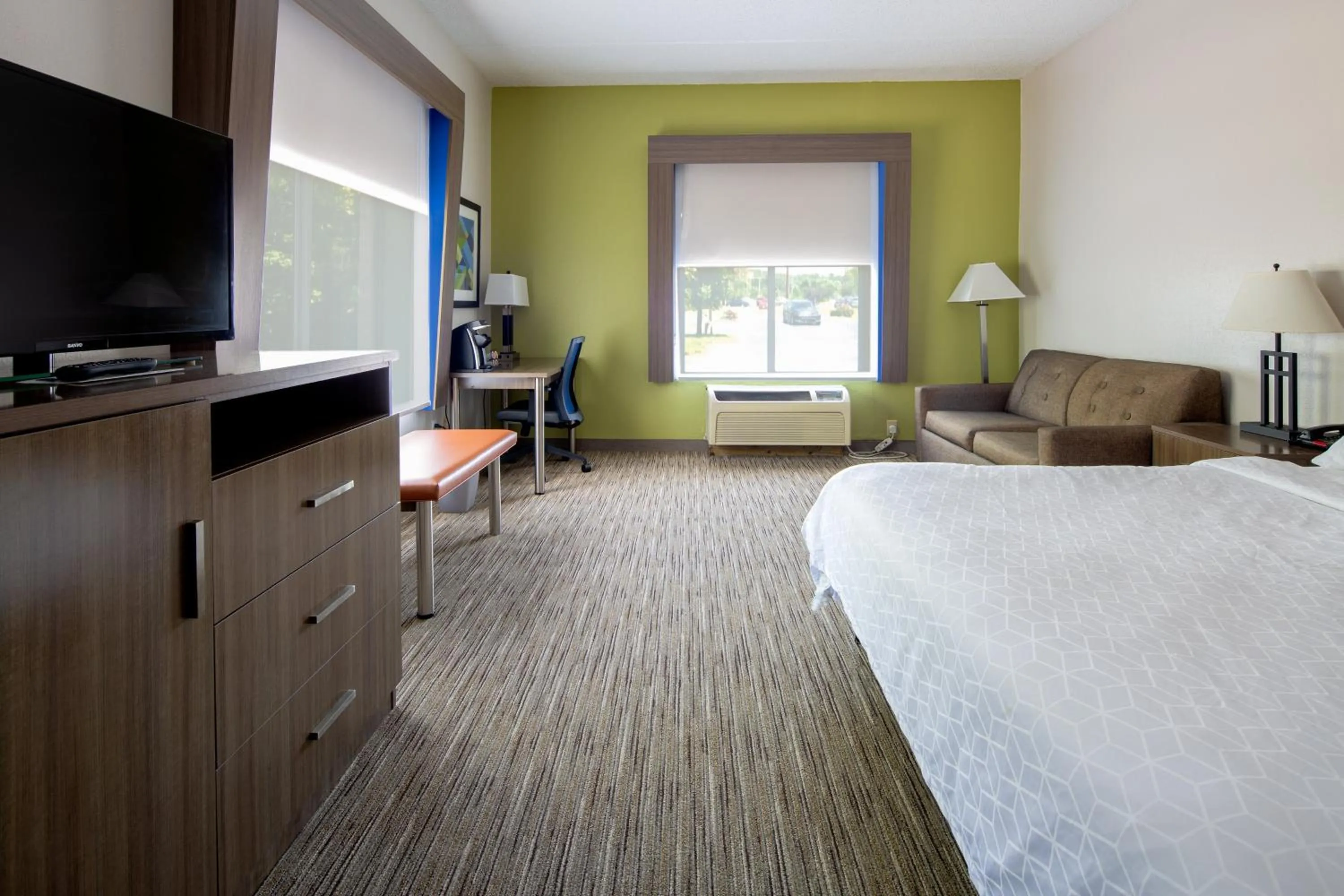 Photo of the whole room, Bed in Holiday Inn Express Hotel & Suites Chattanooga-Lookout Mountain by IHG