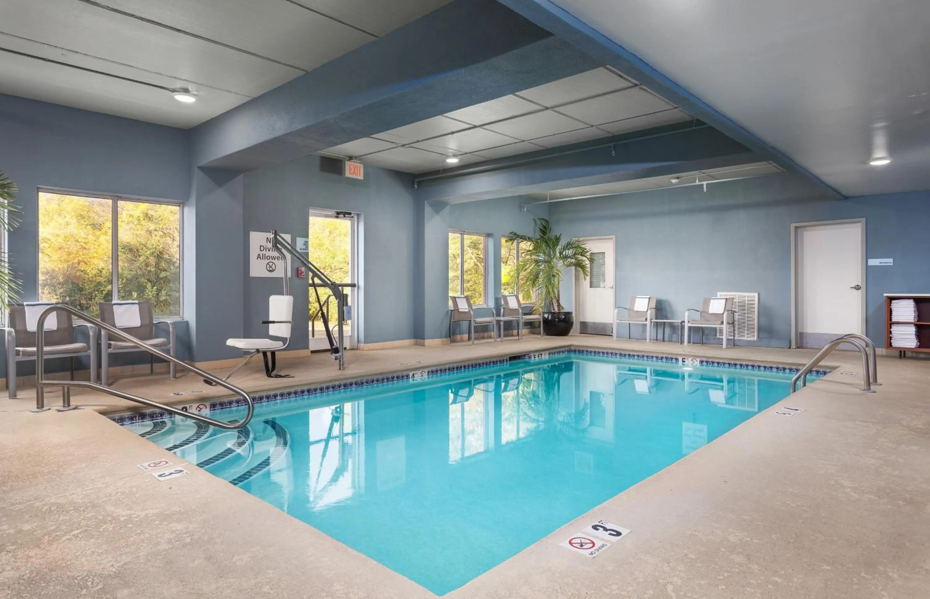Swimming pool in Holiday Inn Express Hotel & Suites Chattanooga-Lookout Mountain by IHG