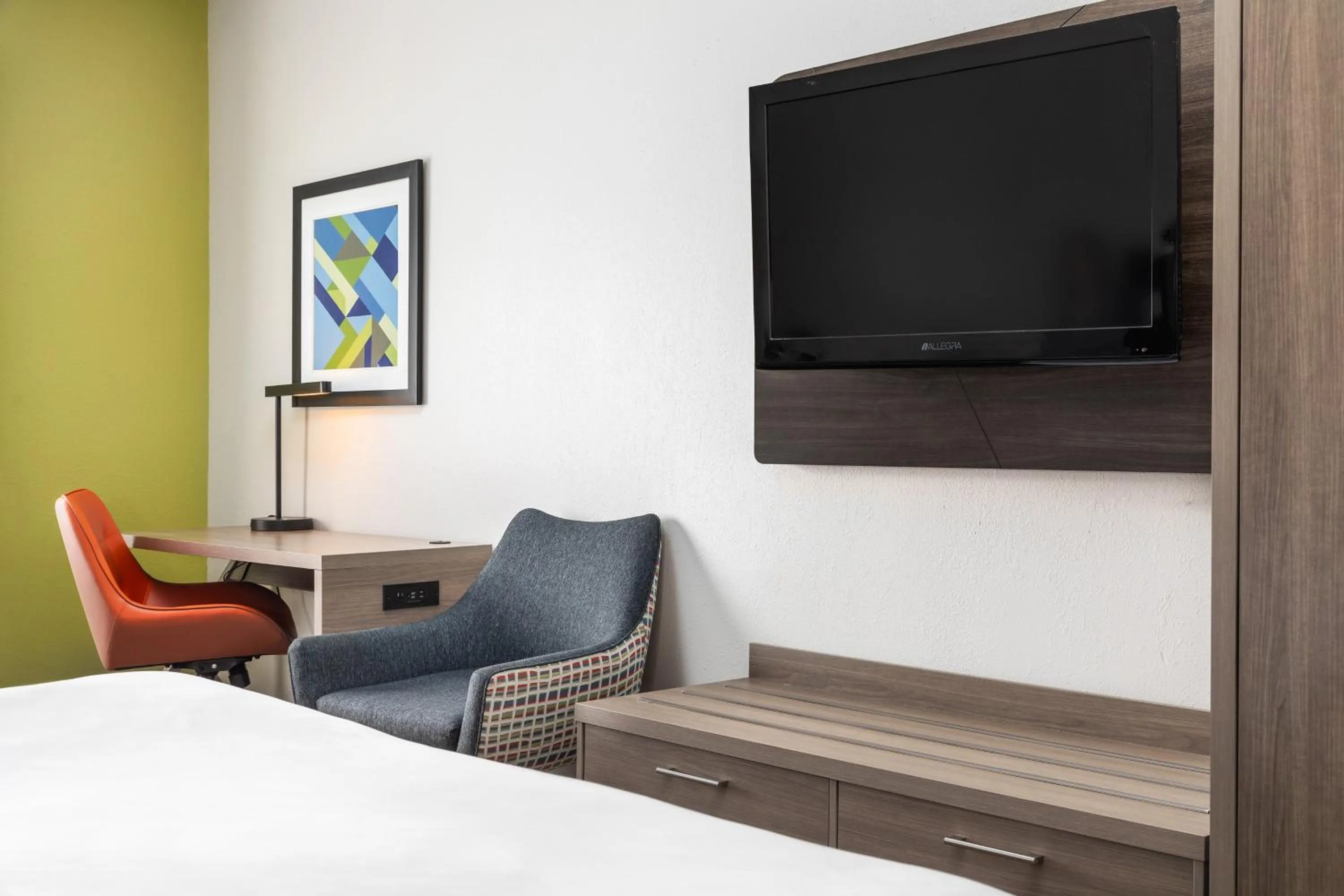 Photo of the whole room, Bed in Holiday Inn Express Hotel & Suites Chattanooga-Lookout Mountain by IHG