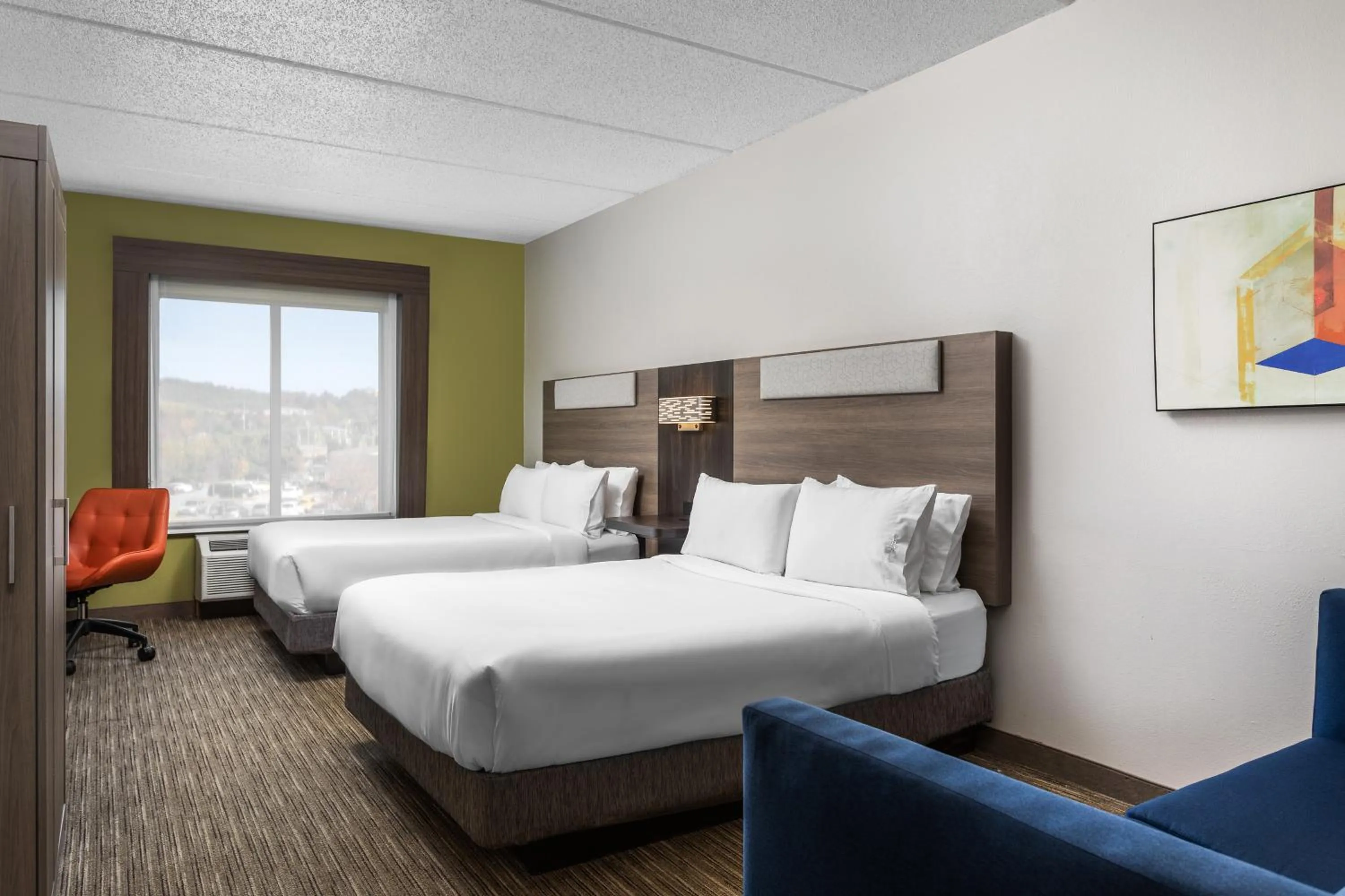 Bed in Holiday Inn Express Hotel & Suites Chattanooga-Lookout Mountain by IHG