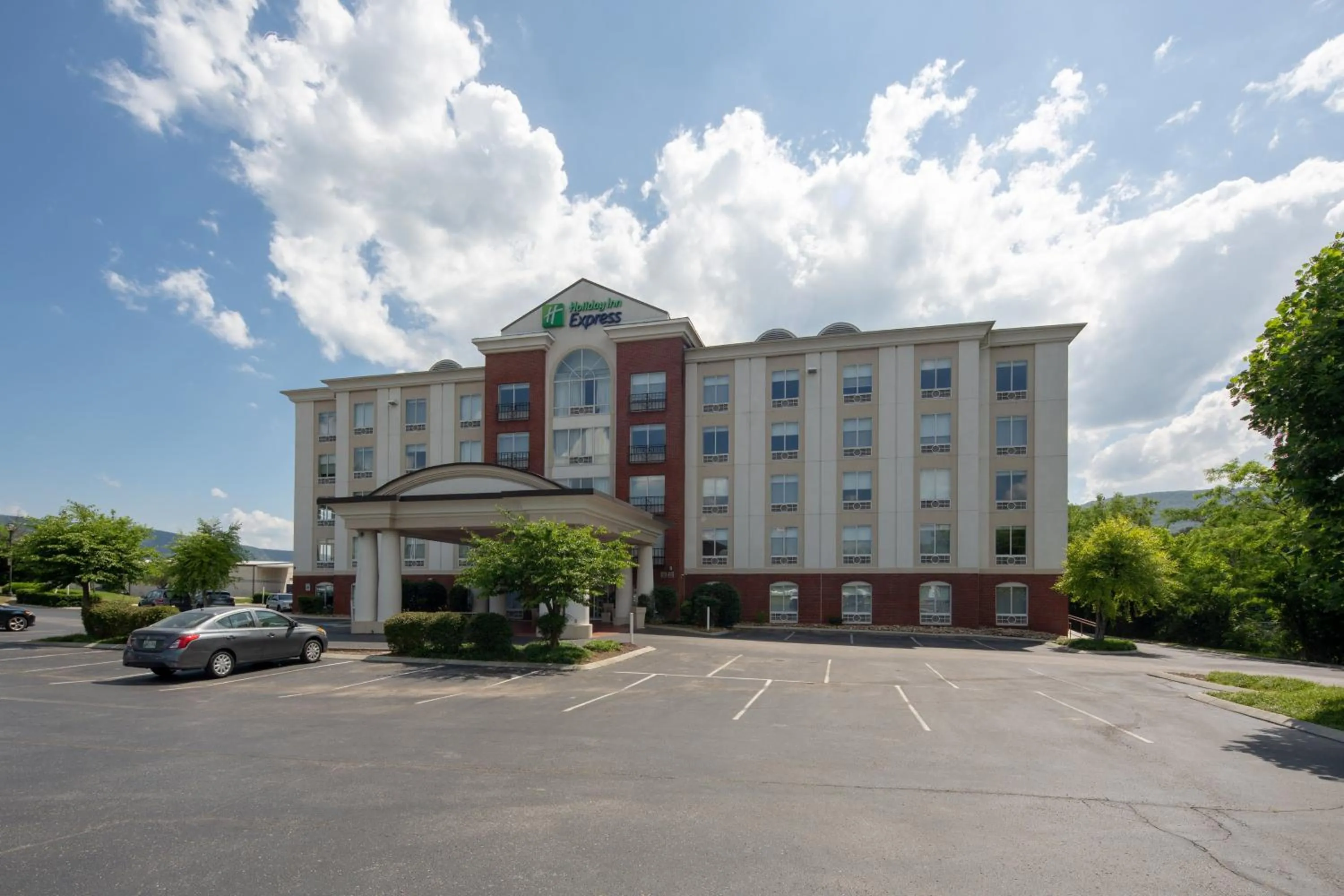 Property building in Holiday Inn Express Hotel & Suites Chattanooga-Lookout Mountain by IHG