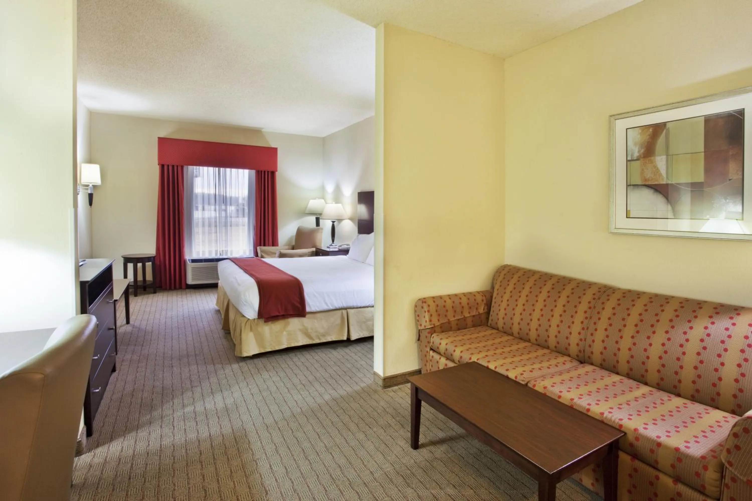 Photo of the whole room, Bed in Baymont by Wyndham Calhoun