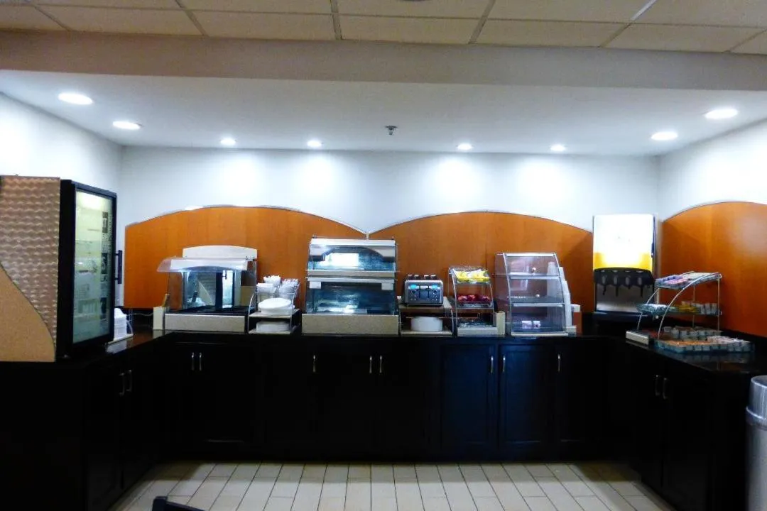 Food and drinks in Baymont by Wyndham Calhoun