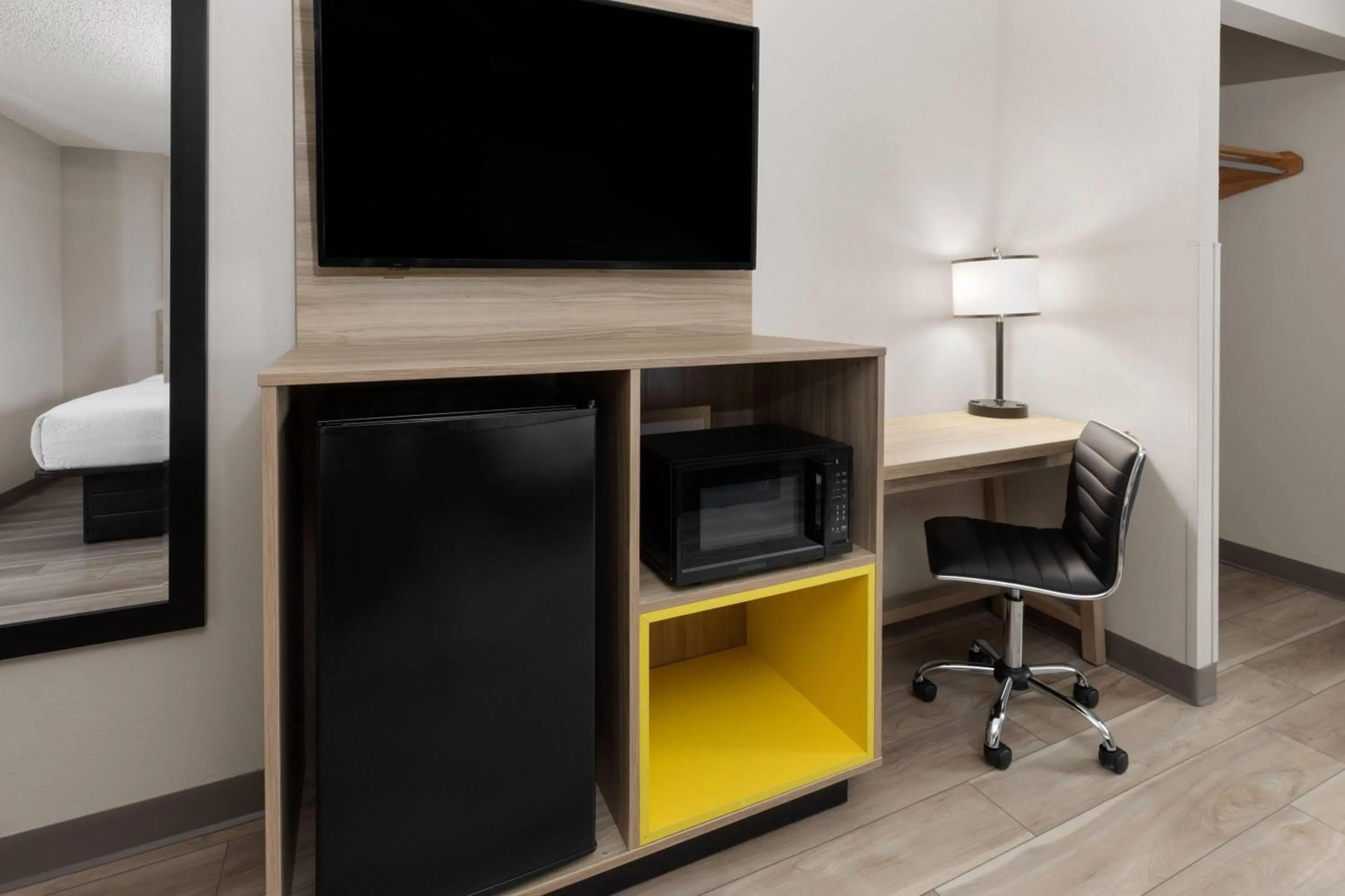 Photo of the whole room, Bed in Days Inn by Wyndham Tulsa Central