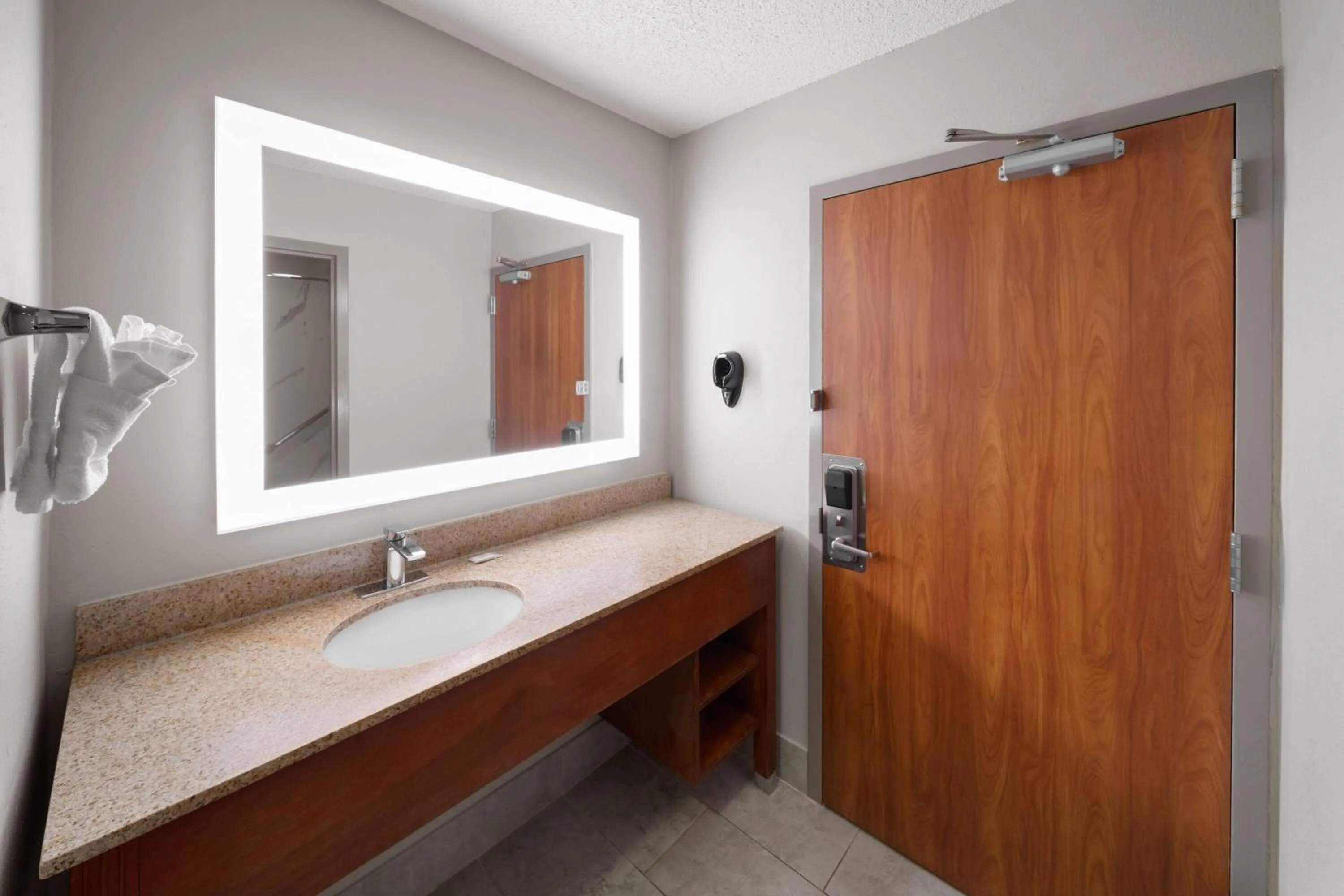 Bathroom, Bed in Days Inn by Wyndham Tulsa Central