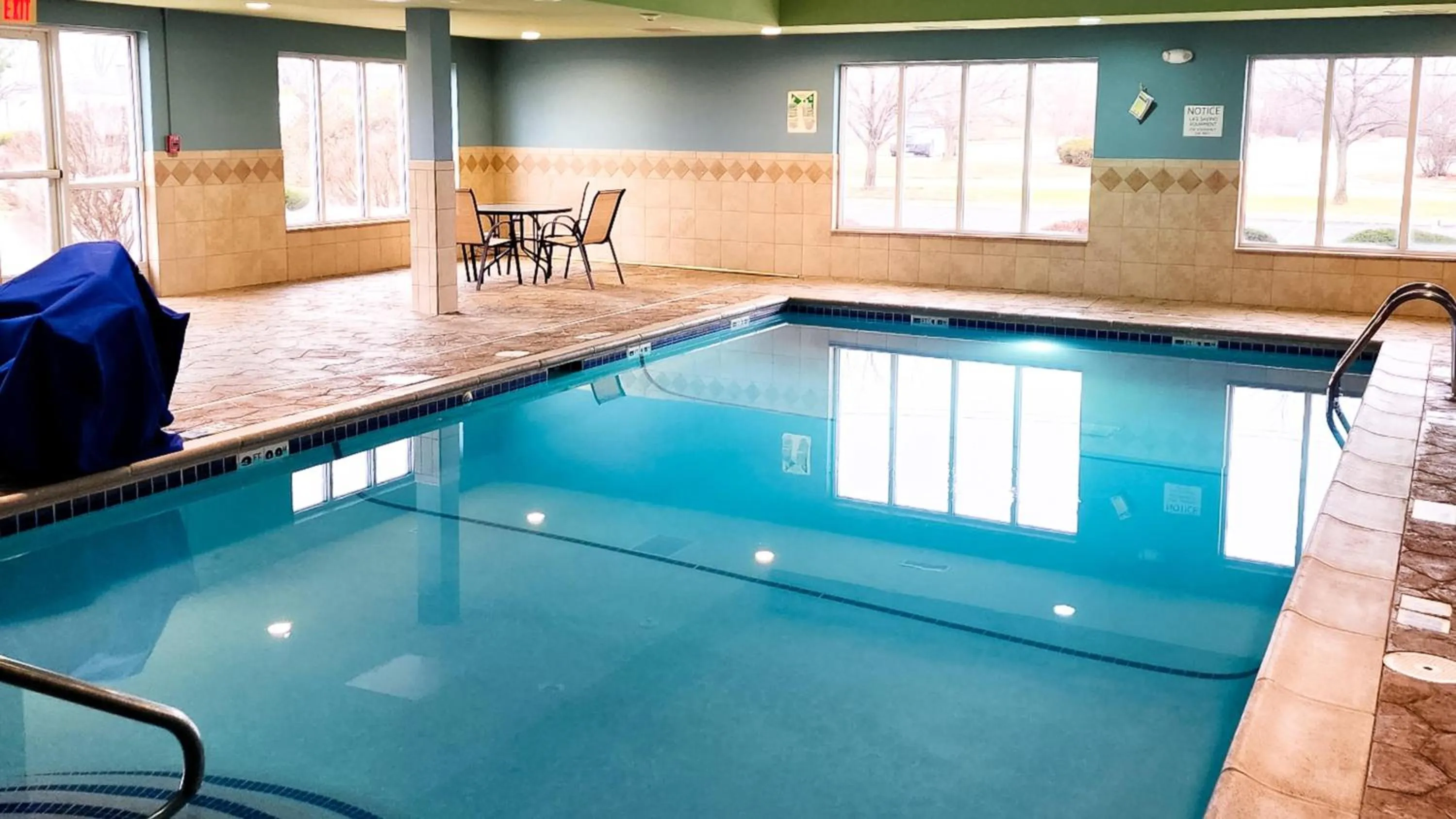 Swimming pool in Holiday Inn Express Hotel & Suites Chicago South Lansing by IHG