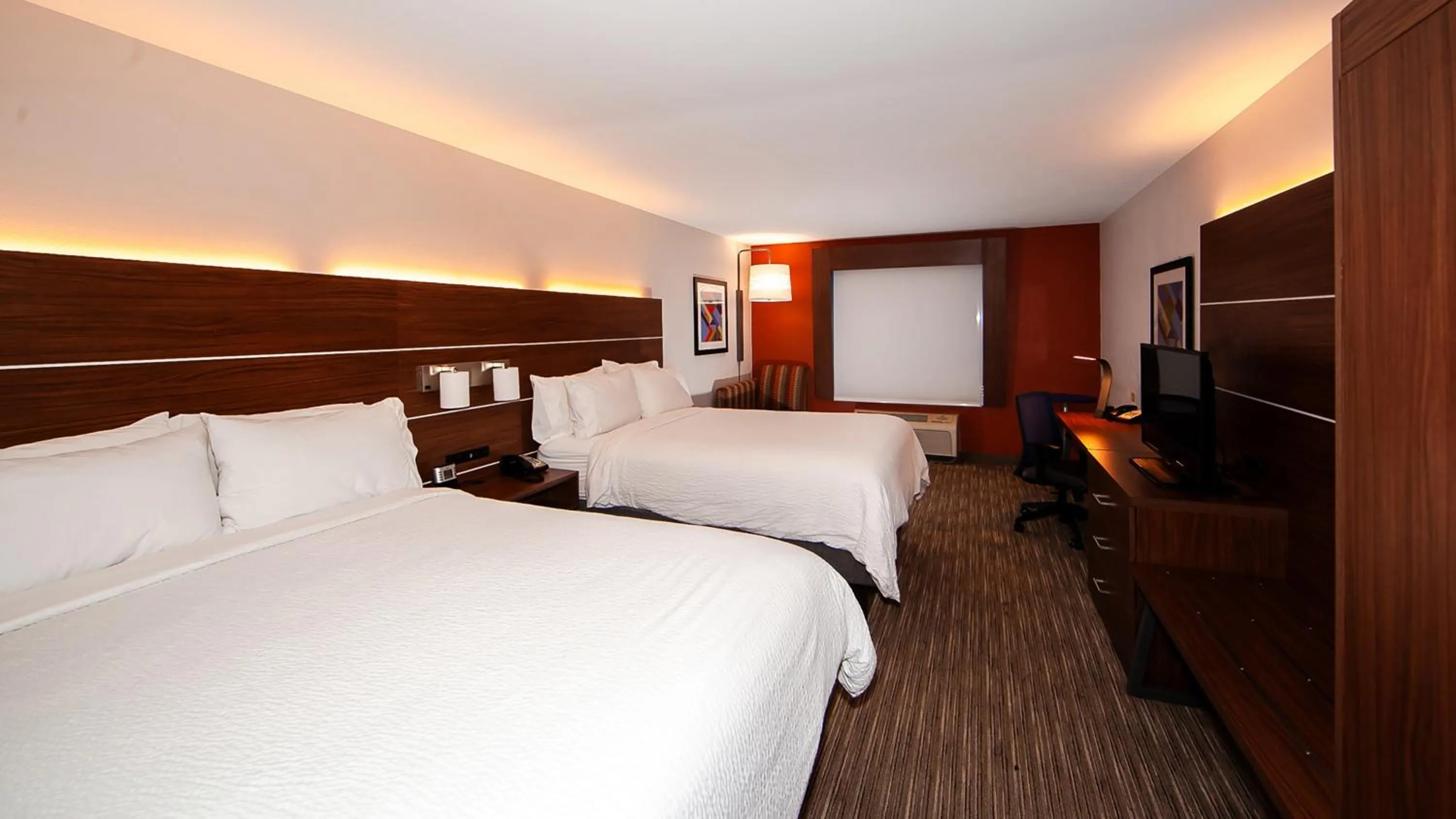Photo of the whole room, Bed in Holiday Inn Express Hotel & Suites Chicago South Lansing by IHG