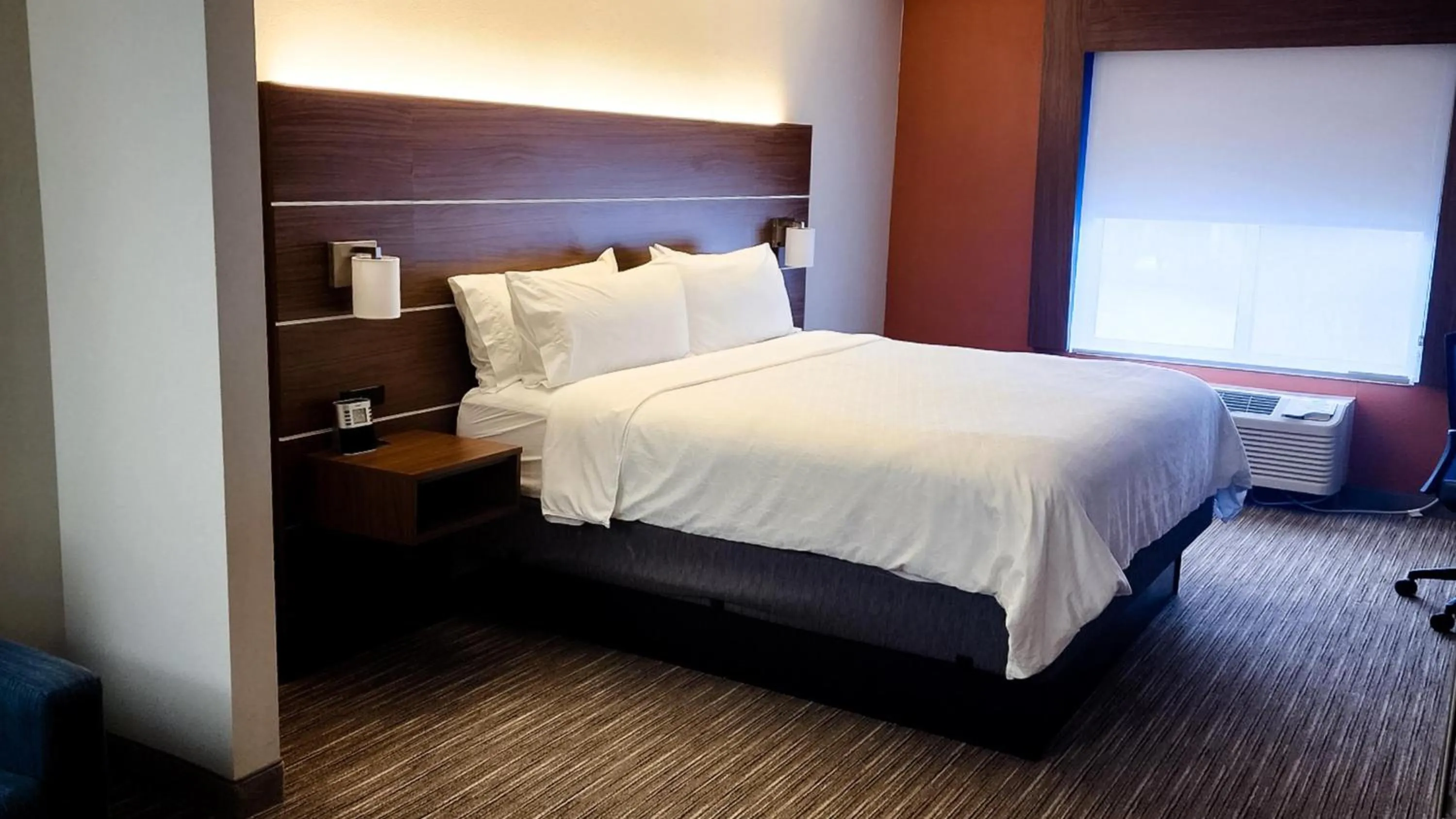 Photo of the whole room, Bed in Holiday Inn Express Hotel & Suites Chicago South Lansing by IHG
