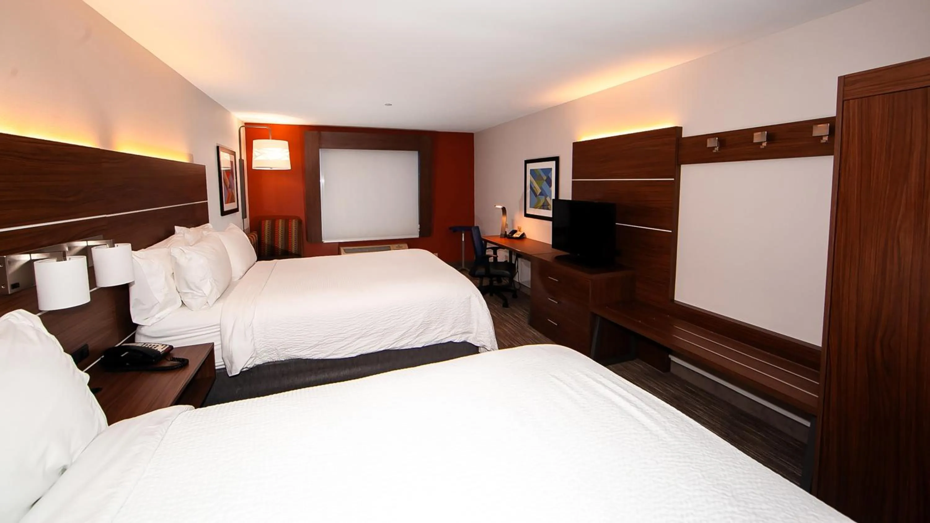 Photo of the whole room, Bed in Holiday Inn Express Hotel & Suites Chicago South Lansing by IHG