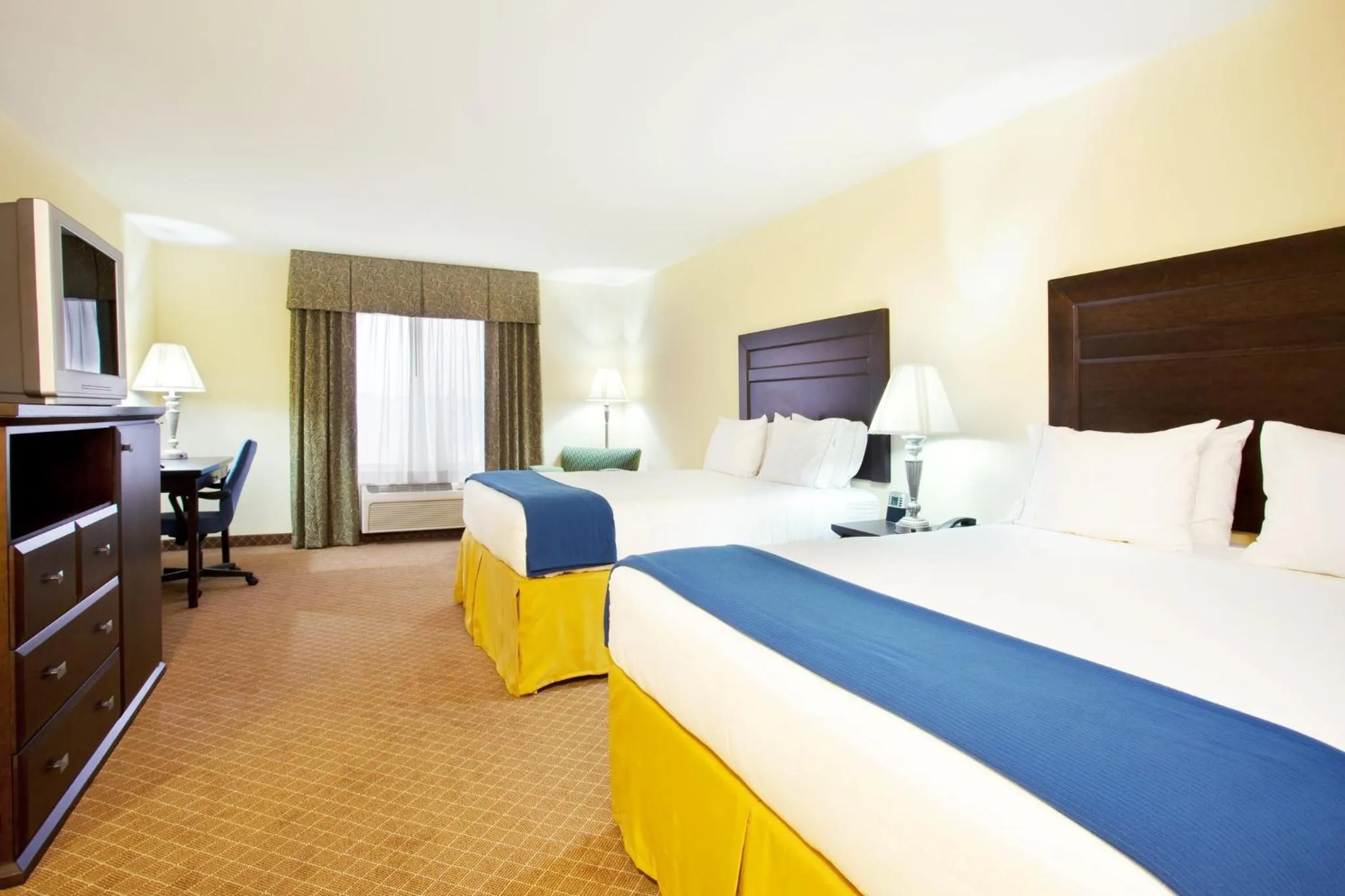 Photo of the whole room, Bed in Holiday Inn Express Hotel & Suites Chicago South Lansing by IHG