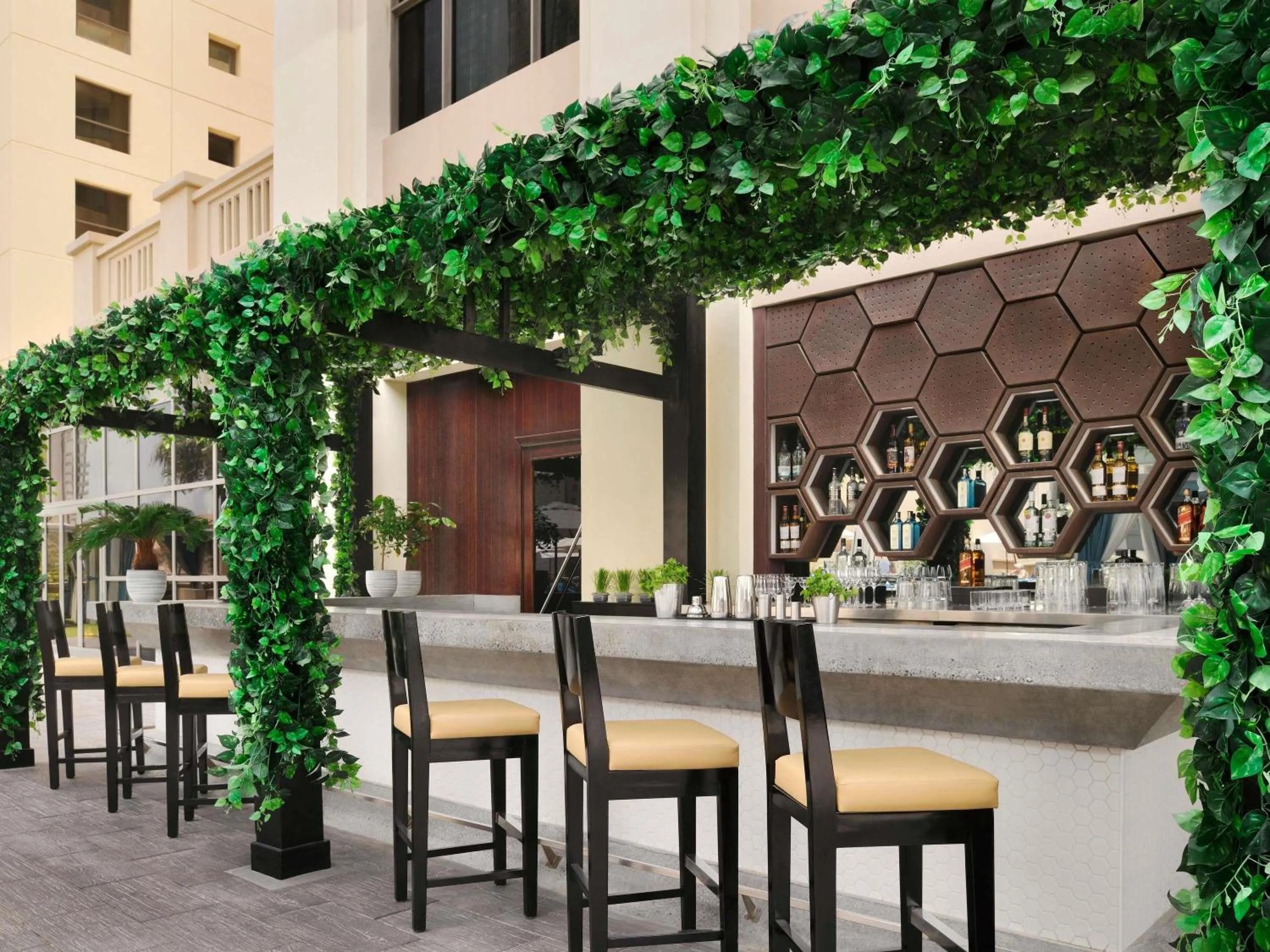 Lounge or bar in Mövenpick Hotel Jumeirah Beach