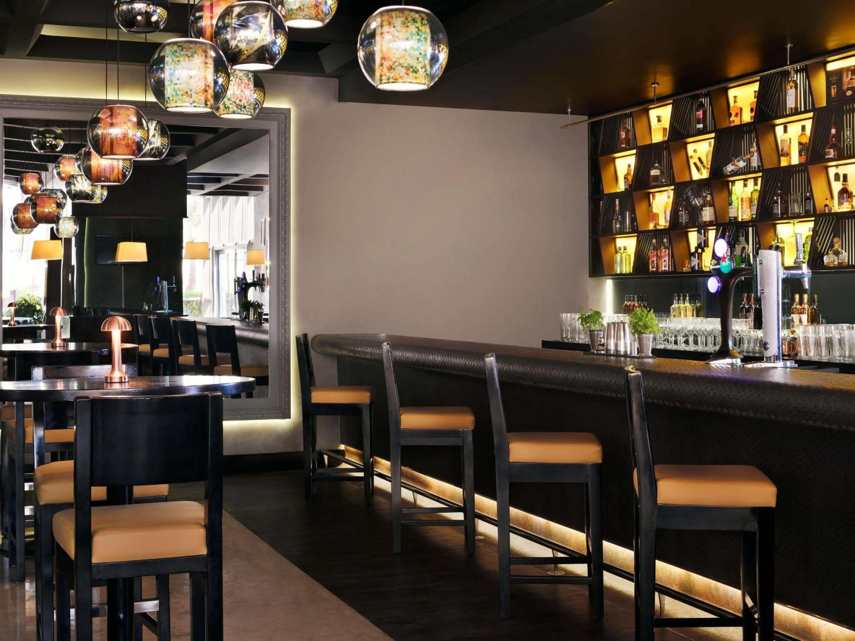 Lounge or bar in Mövenpick Hotel Jumeirah Beach