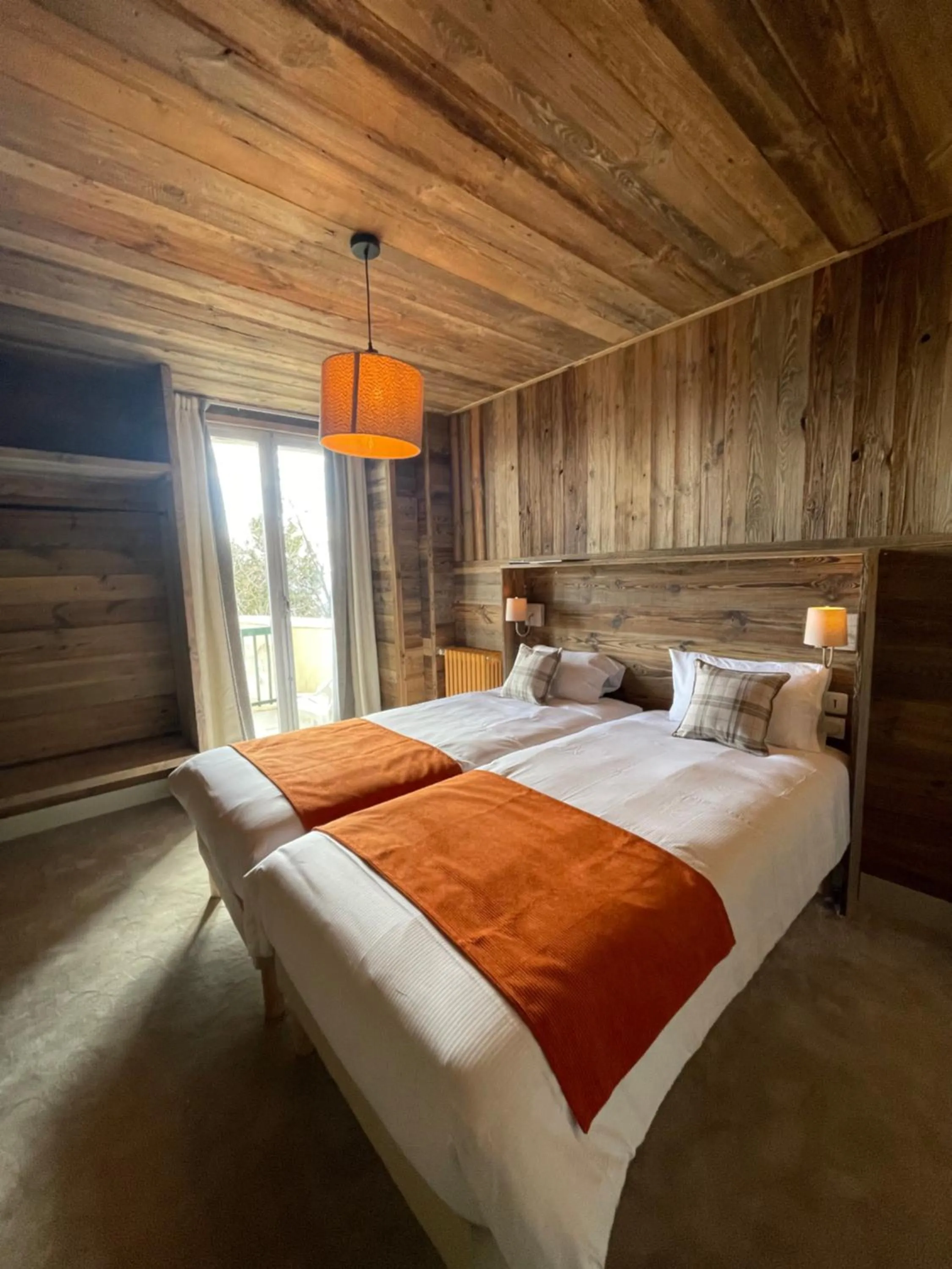 Property building, Bed in Hotel des Pyrénées