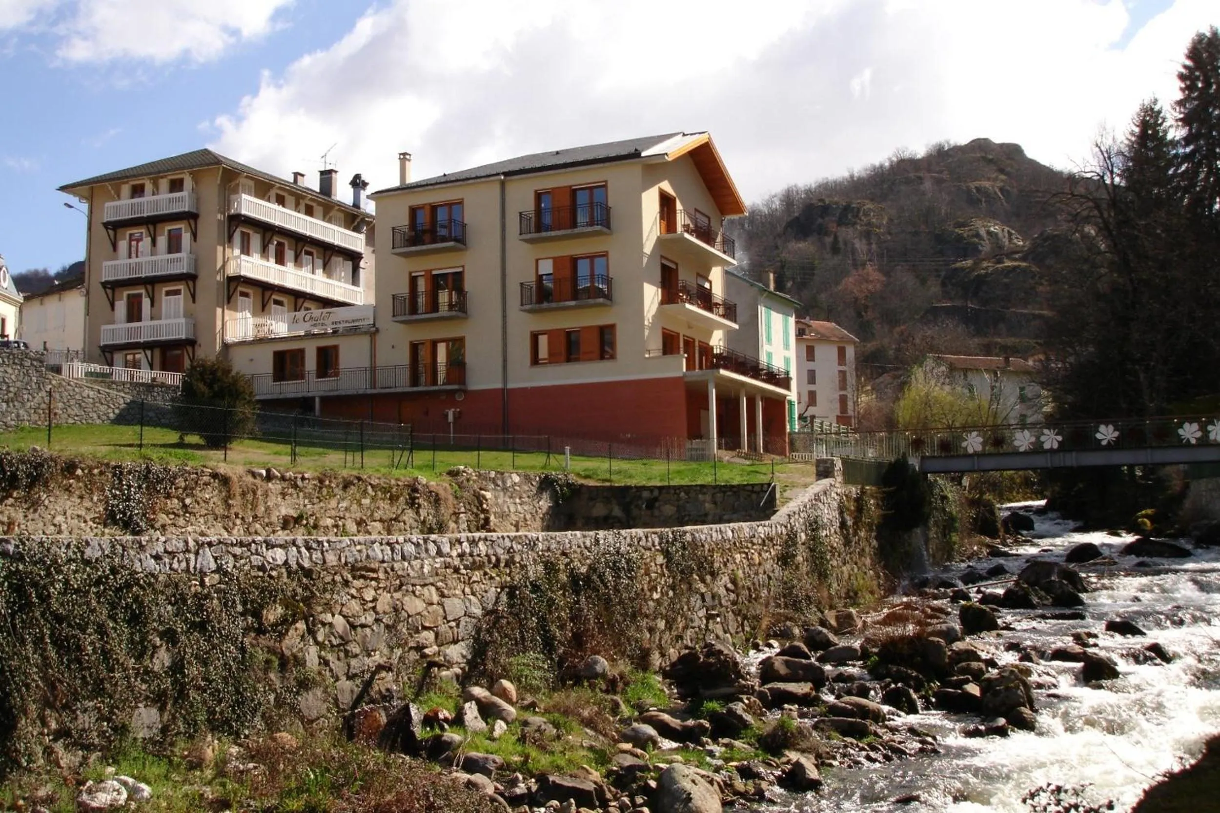 Facade/entrance in Hôtel Le Chalet