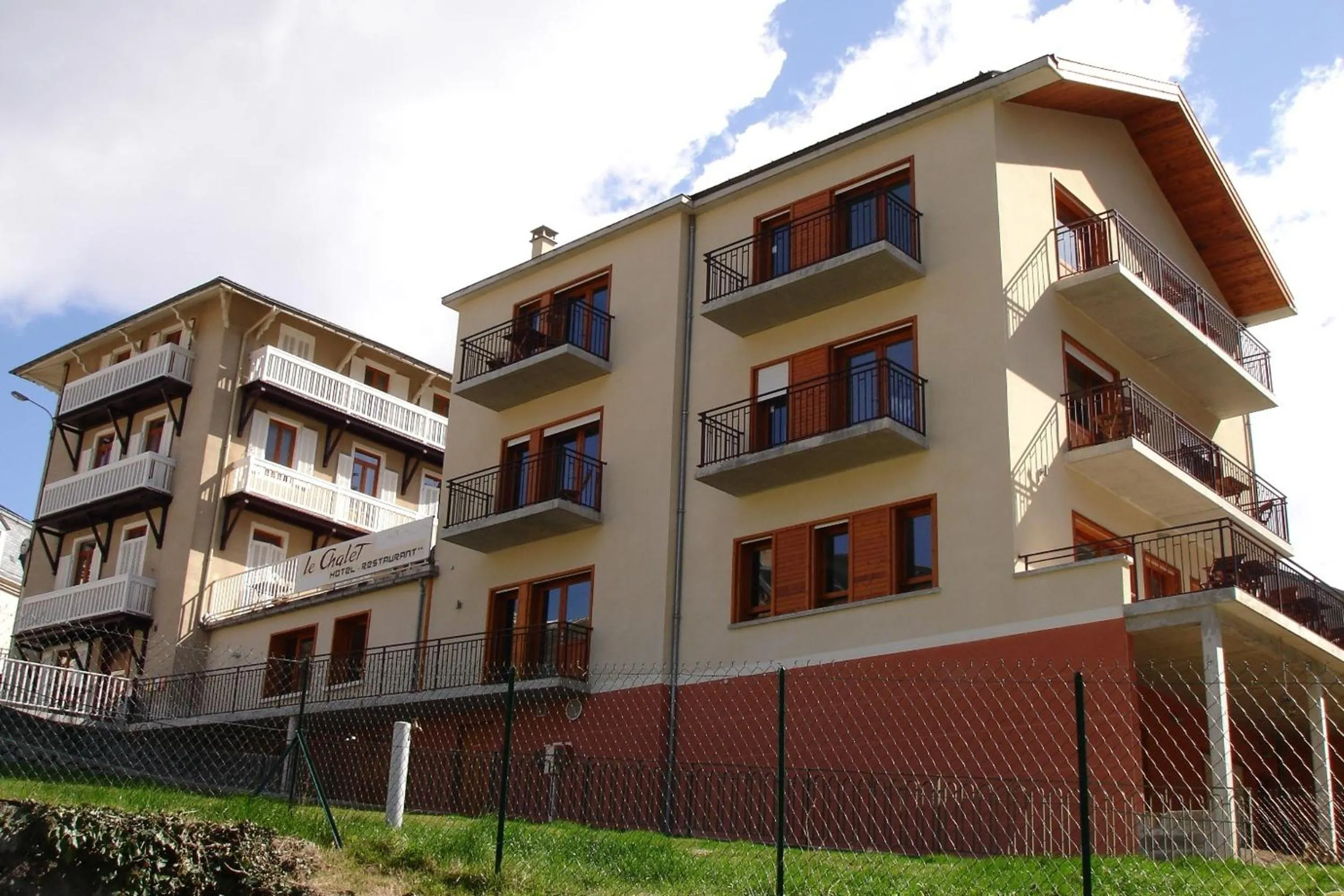 Facade/entrance in Hôtel Le Chalet
