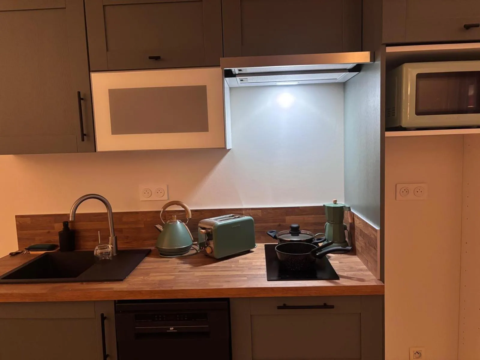 Kitchen or kitchenette in Hôtel Le Chalet