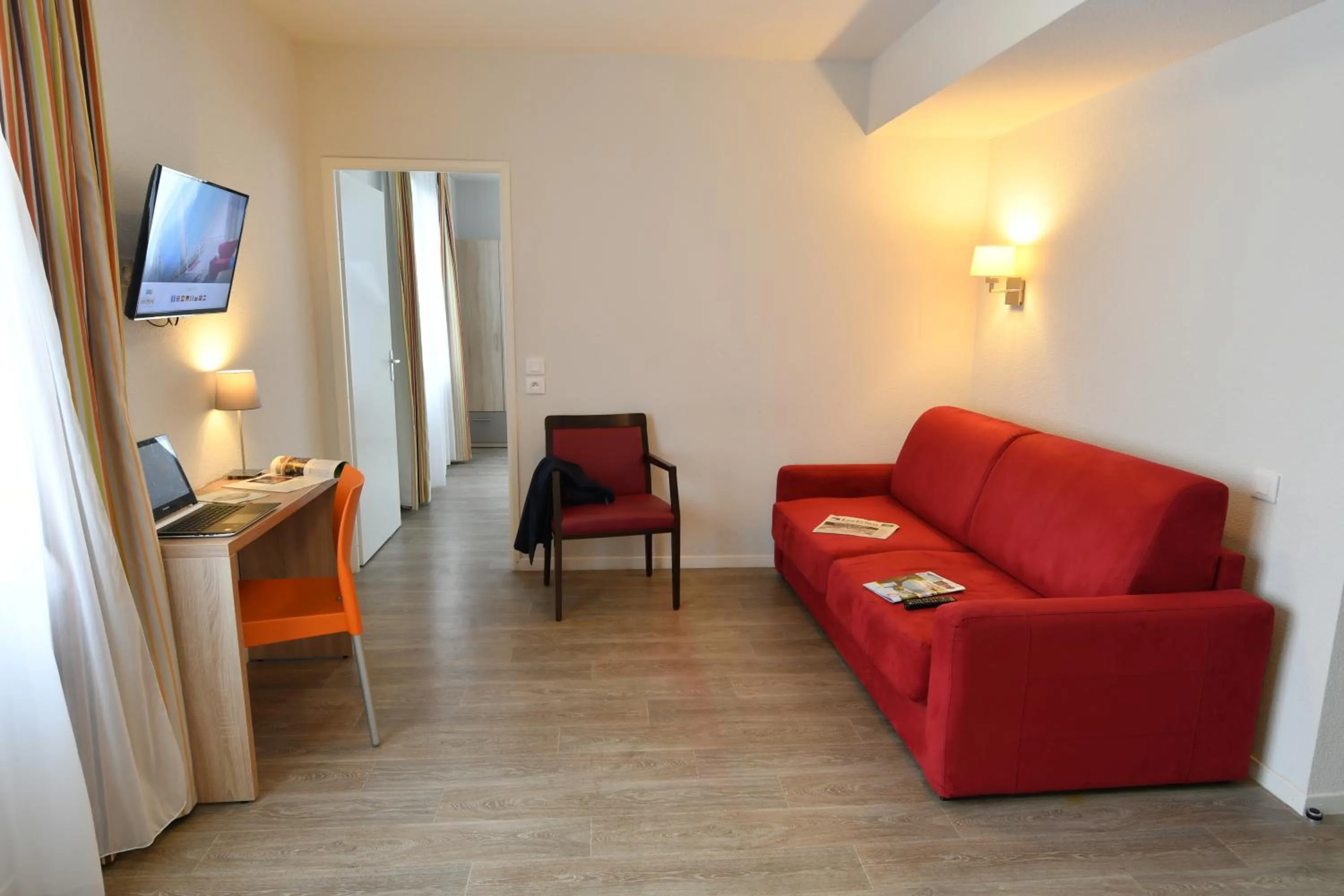 Photo of the whole room in Appart-Hôtel Mer & Golf City Bordeaux Bassins à flot