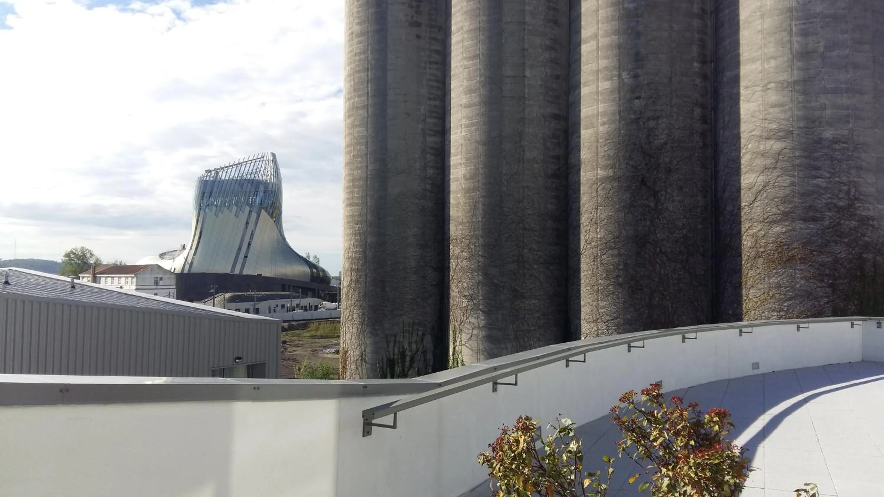 Nearby landmark in Appart-Hôtel Mer & Golf City Bordeaux Bassins à flot