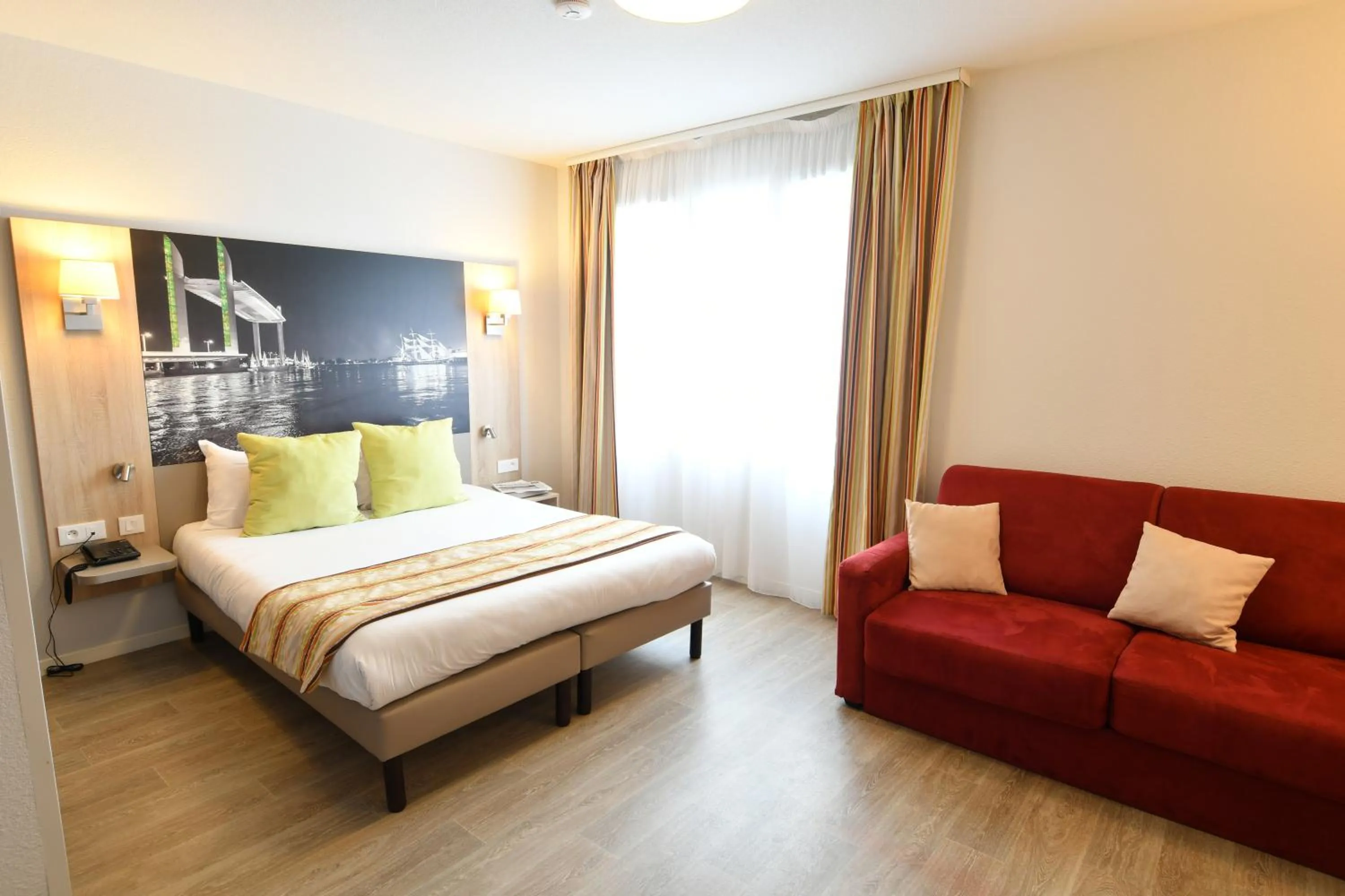 Bed in Appart-Hôtel Mer & Golf City Bordeaux Bassins à flot