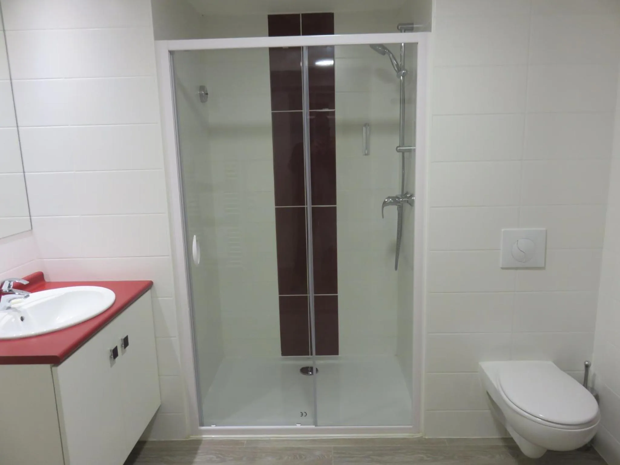 Shower in Appart-Hôtel Mer & Golf City Bordeaux Bassins à flot