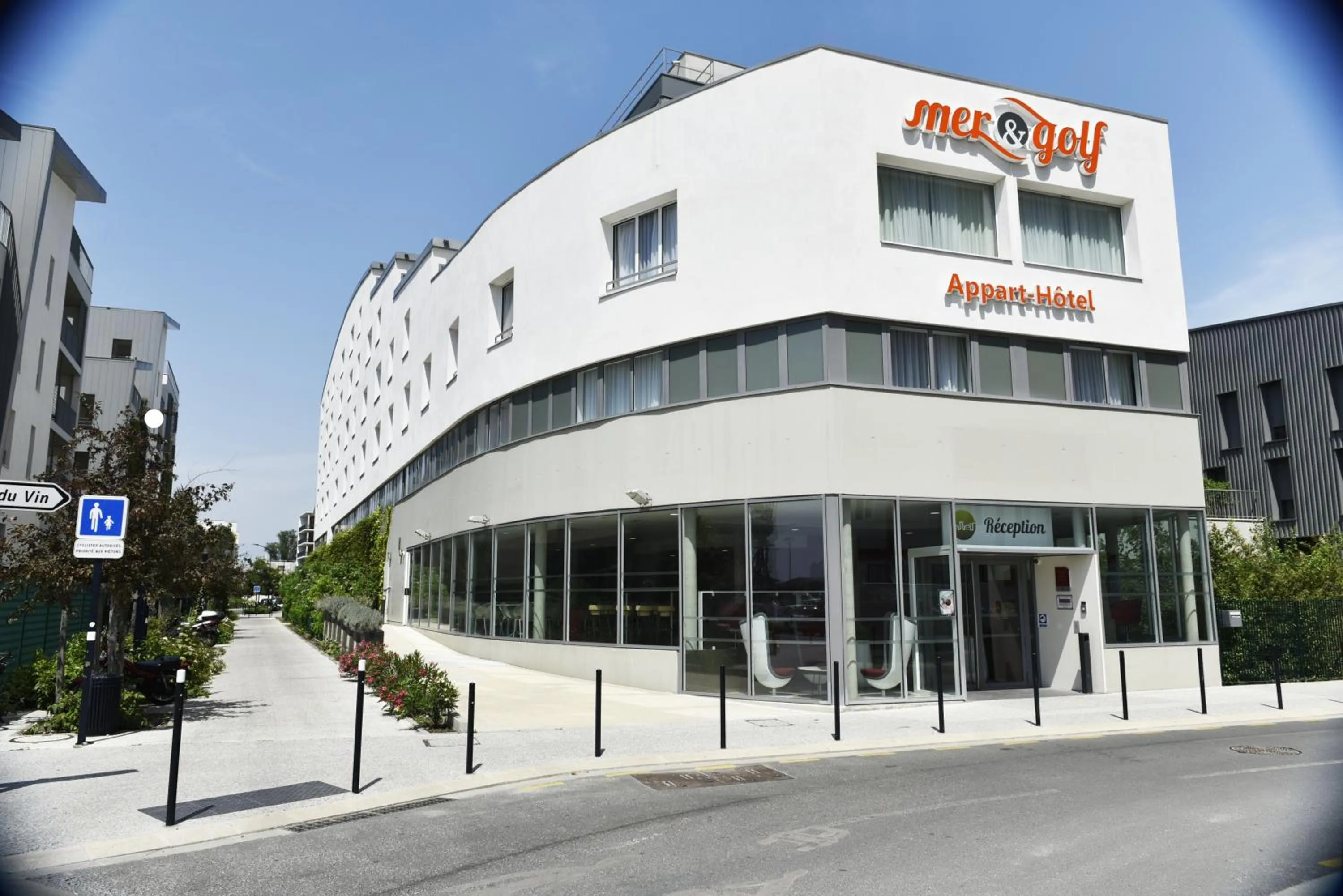 Property building in Appart-Hôtel Mer & Golf City Bordeaux Bassins à flot