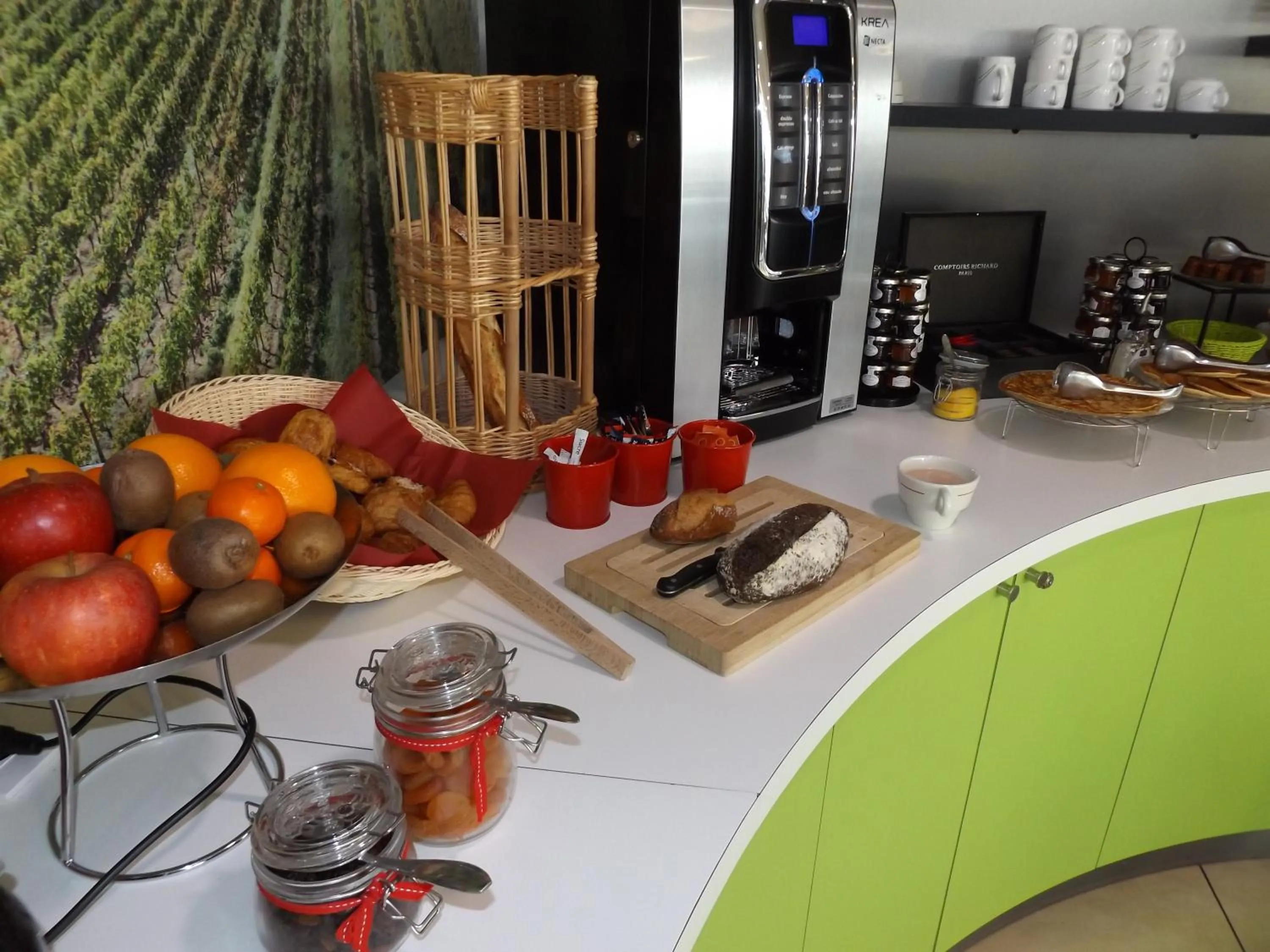 Buffet breakfast in Appart-Hôtel Mer & Golf City Bordeaux Bassins à flot