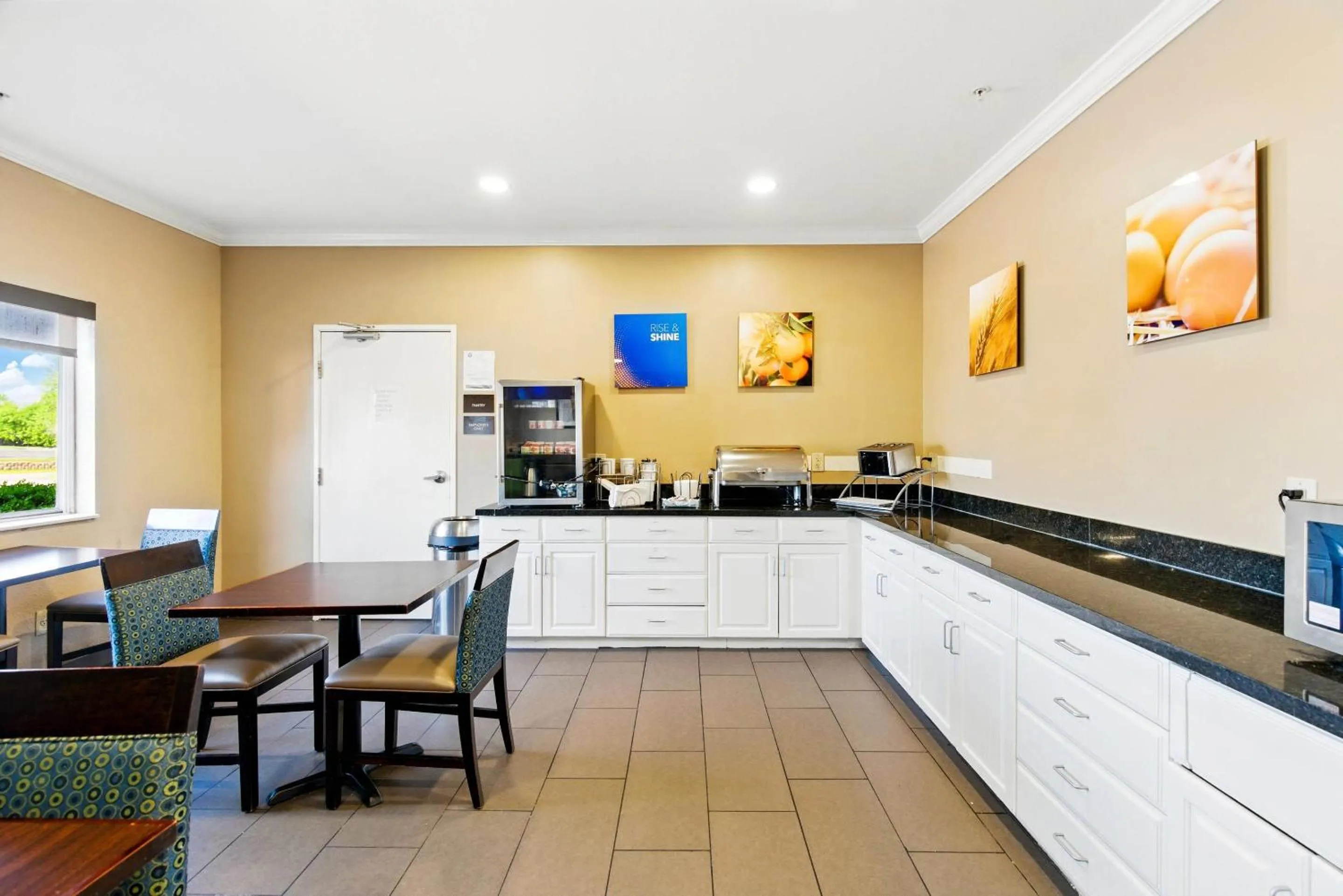 Breakfast in Comfort Inn South Tulsa - Woodland Hills