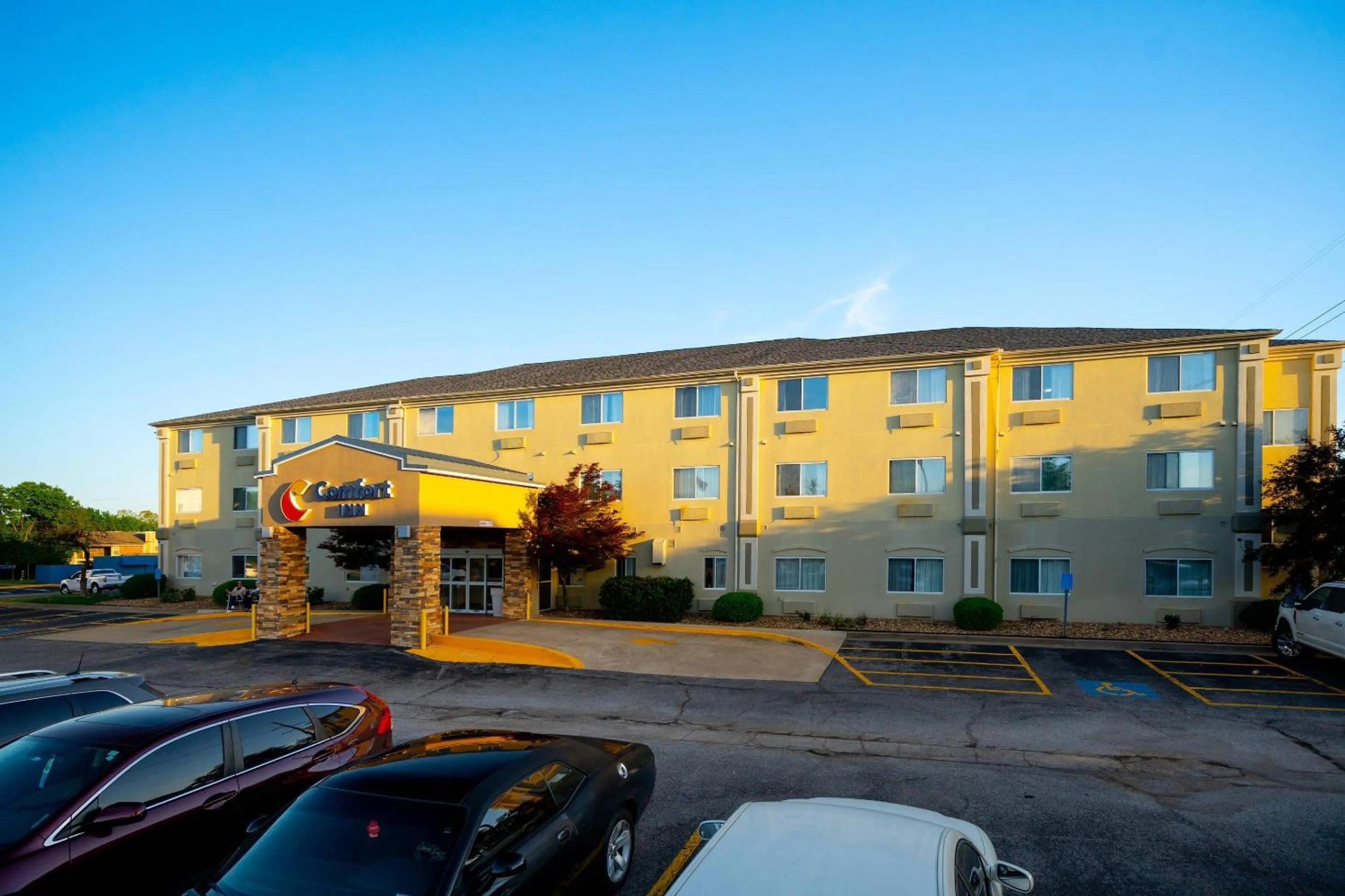 Property building in Comfort Inn South Tulsa - Woodland Hills