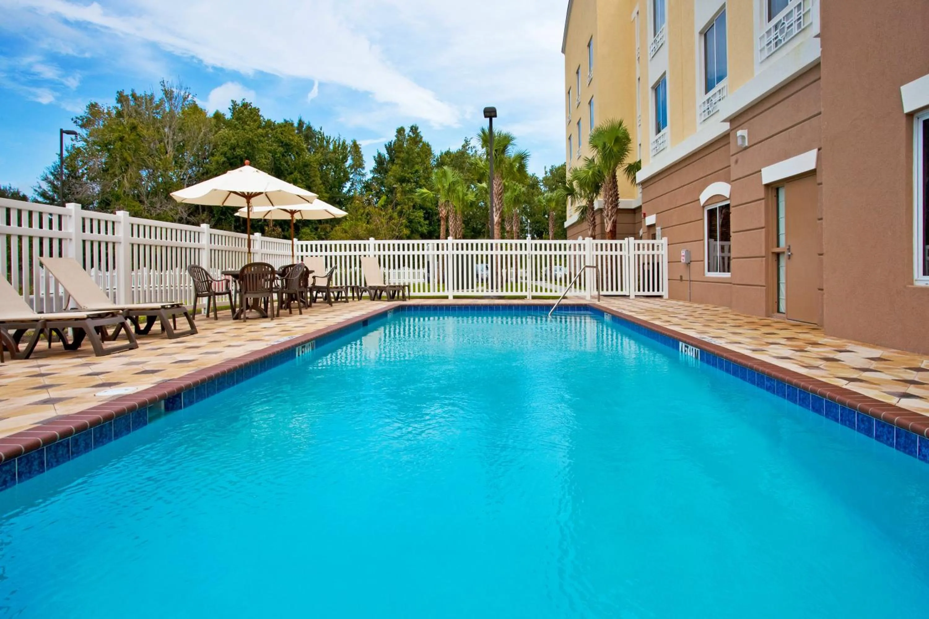 Swimming pool in Holiday Inn Express Crystal River by IHG