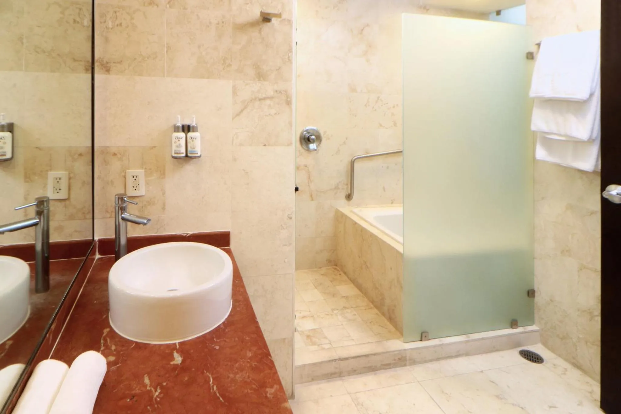 Bathroom in Holiday Inn Express Ciudad Del Carmen by IHG
