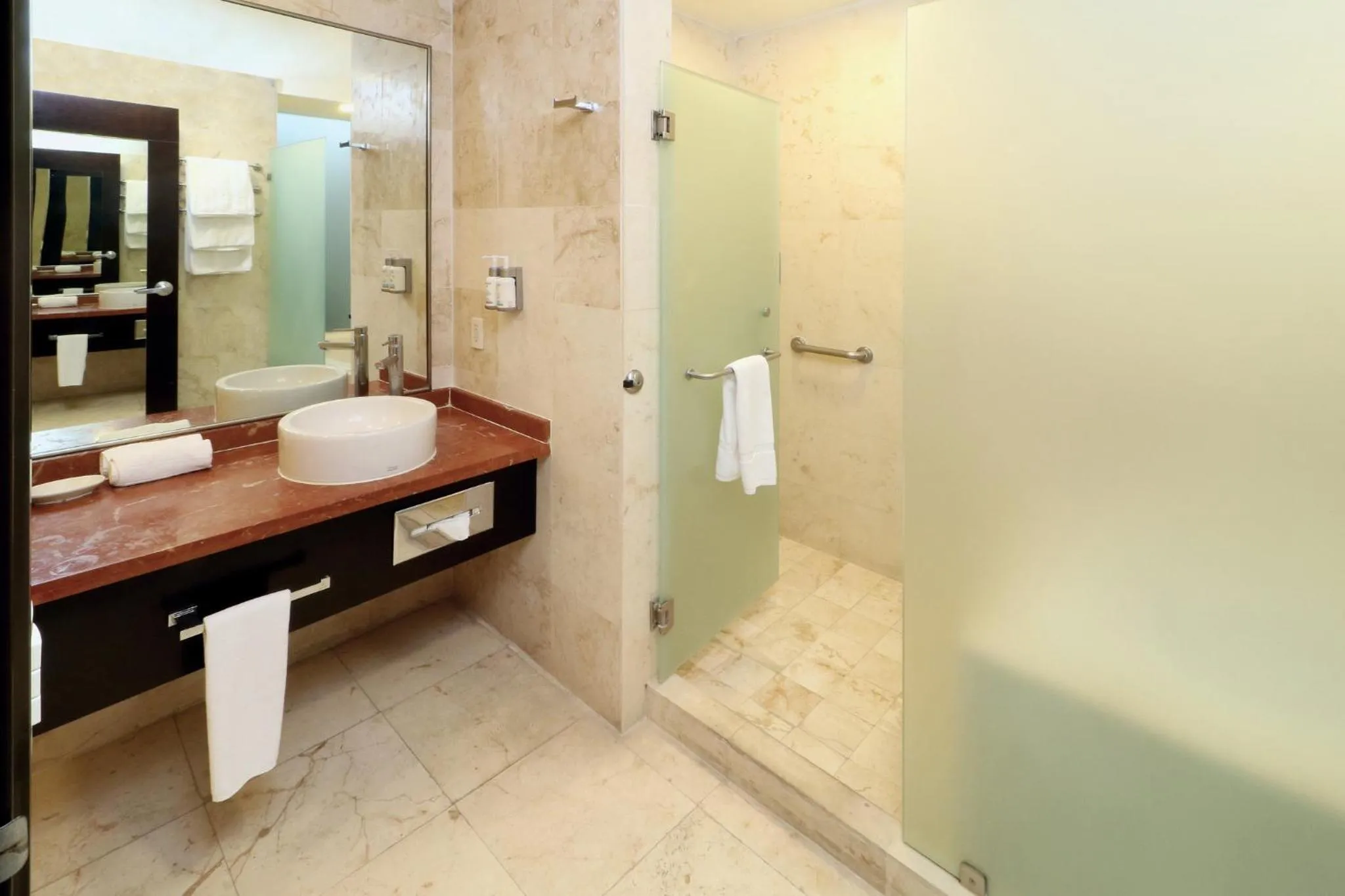 Bathroom in Holiday Inn Express Ciudad Del Carmen by IHG