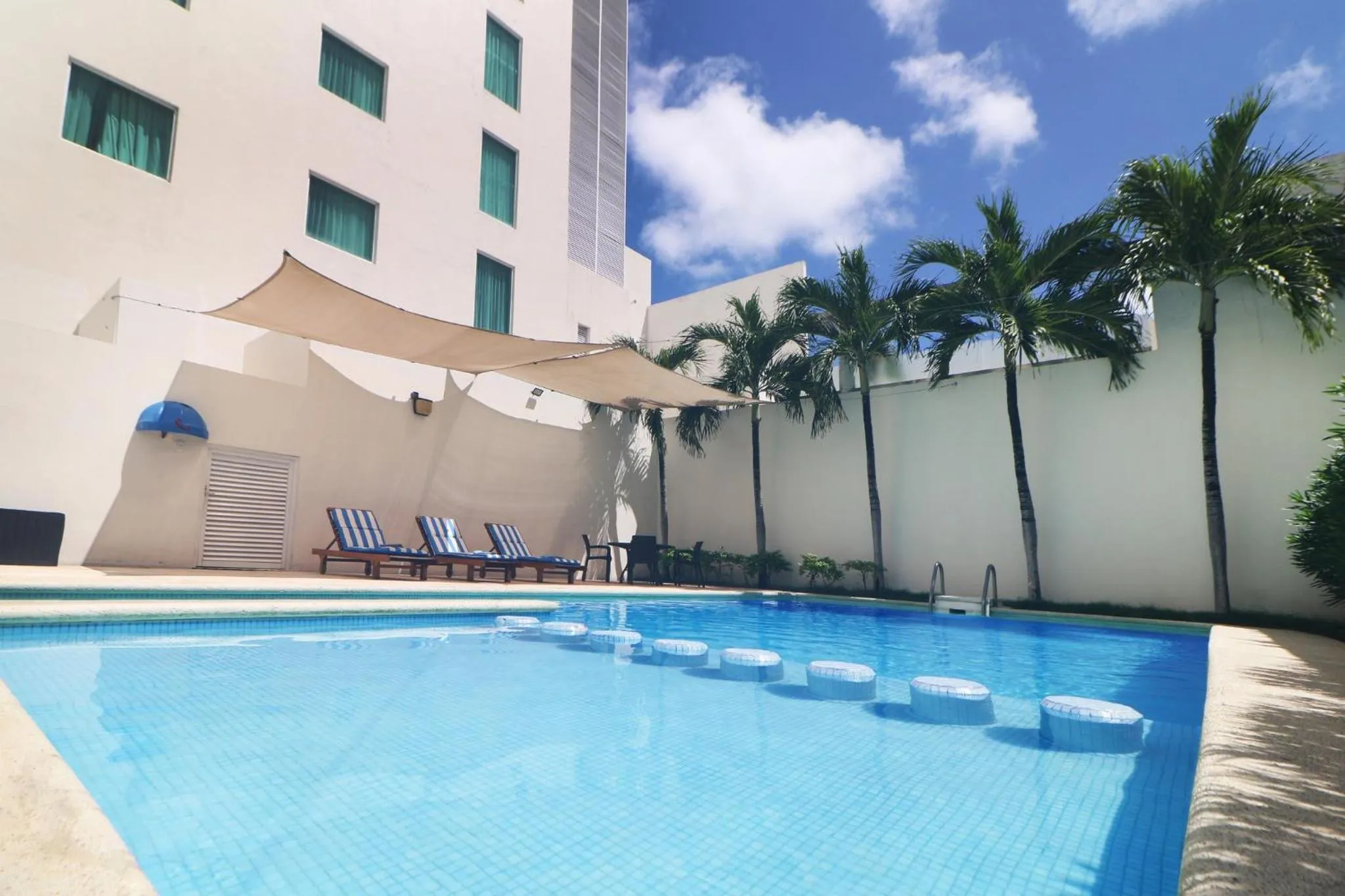 Swimming pool in Holiday Inn Express Ciudad Del Carmen by IHG