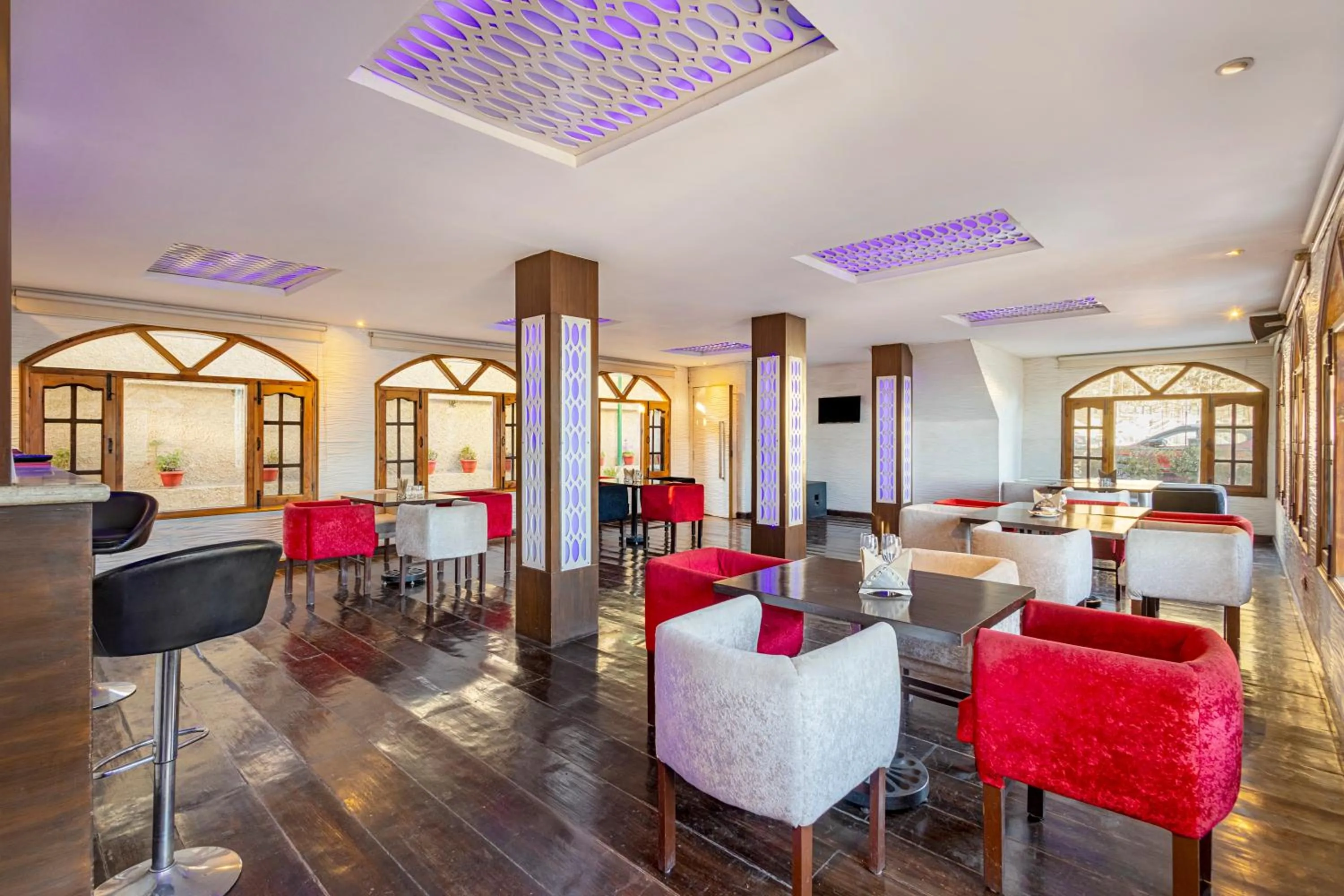 Lounge or bar in Sterling Kufri