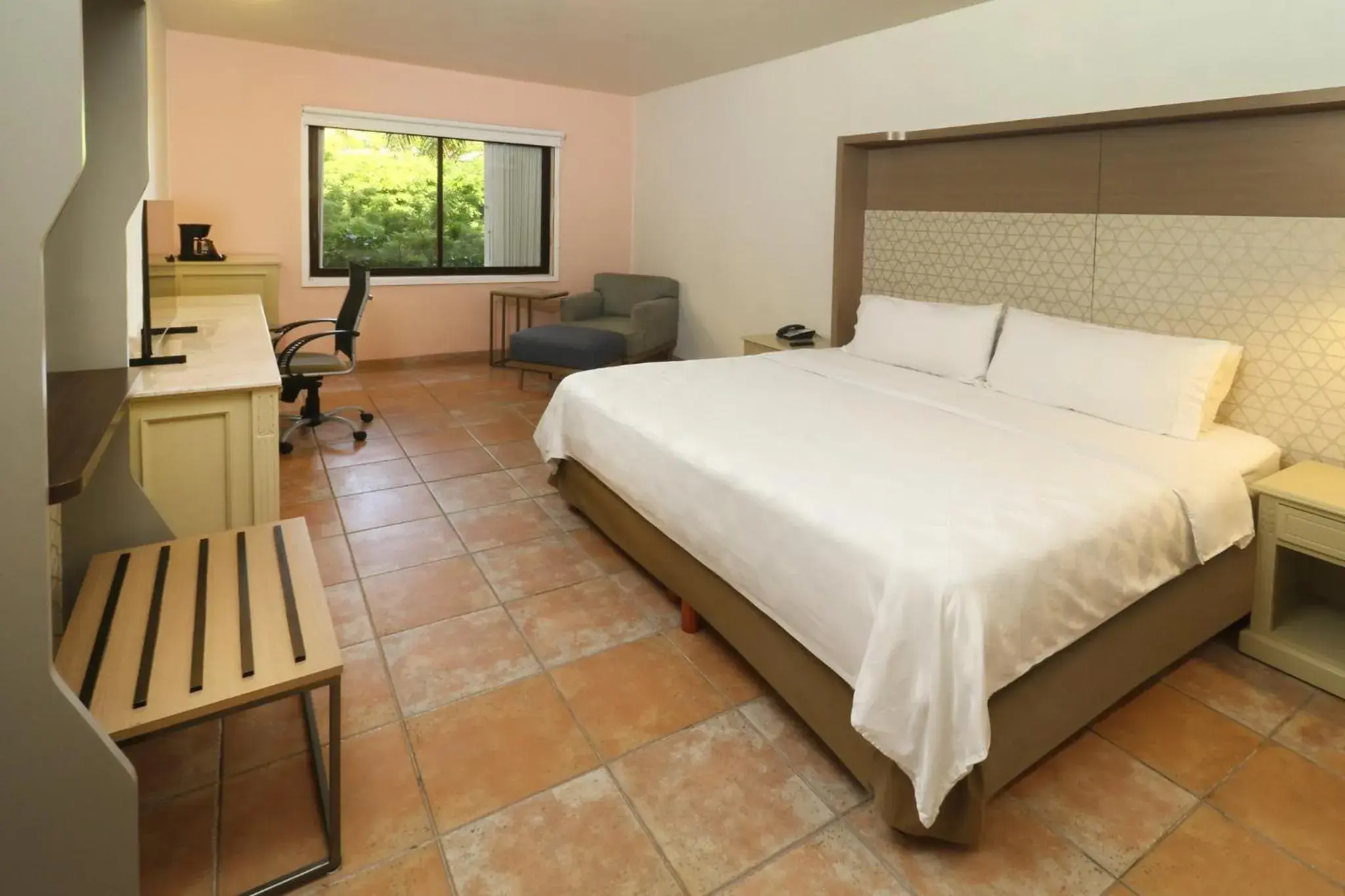 Standard King Room in Holiday Inn Ciudad Del Carmen by IHG Standard King Room in Holiday Inn Ciudad Del Carmen by IHG