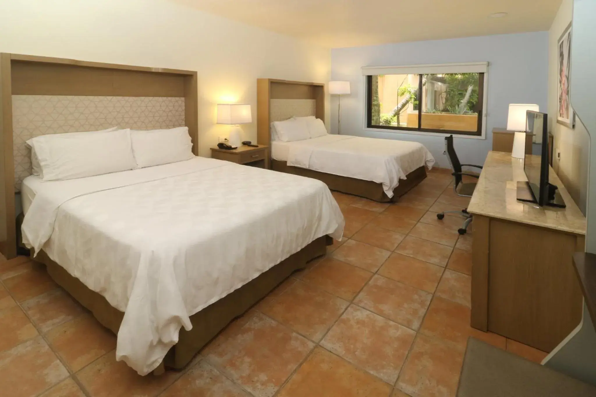 Standard Queen Room with Two Queen Beds and Pool View in Holiday Inn Ciudad Del Carmen by IHG Standard Queen Room with Two Queen Beds and Pool View in Holiday Inn Ciudad Del Carmen by IHG