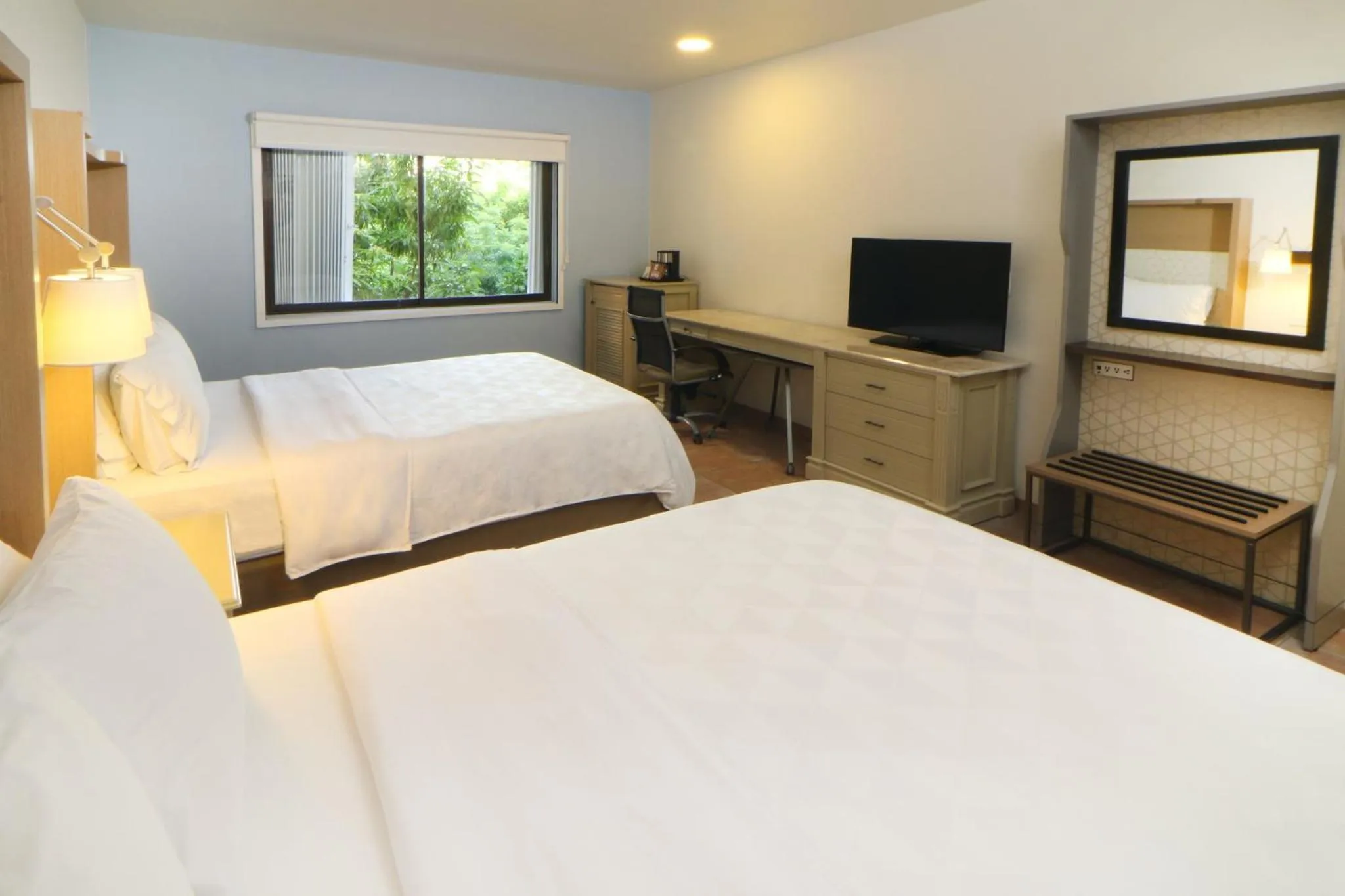 Photo of the whole room, Bed in Holiday Inn Ciudad Del Carmen by IHG